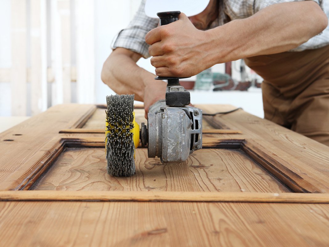 Detail einer maschinell gebürsteten Holzoberfläche mit betonter Maserung, warmer Braunton und matter Struktur