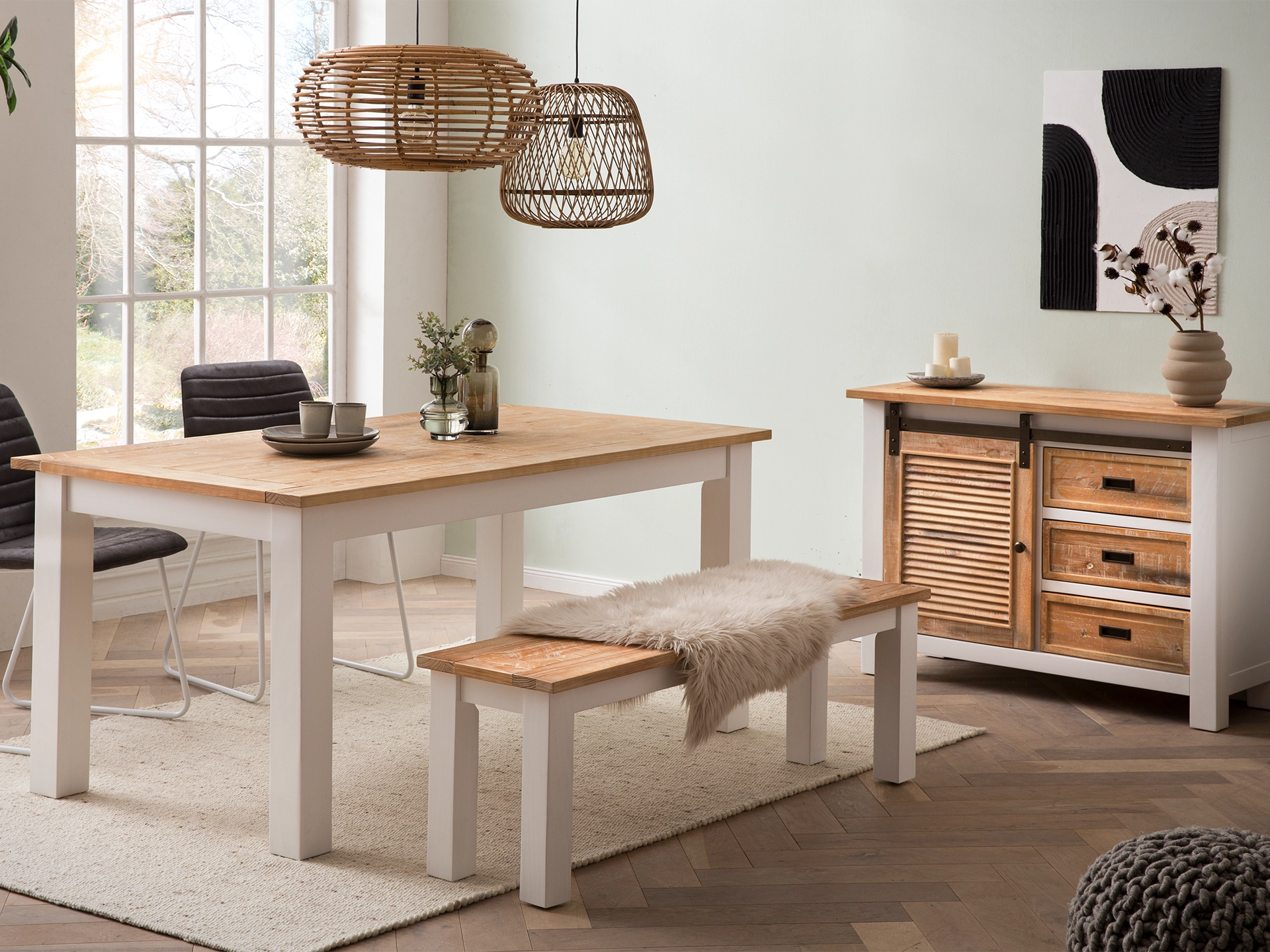 Rustikale Holzbank Capera in Weiß Braun, passend für Küche oder Esszimmer und ideal als stilvolle Ergänzung zum Esstisch