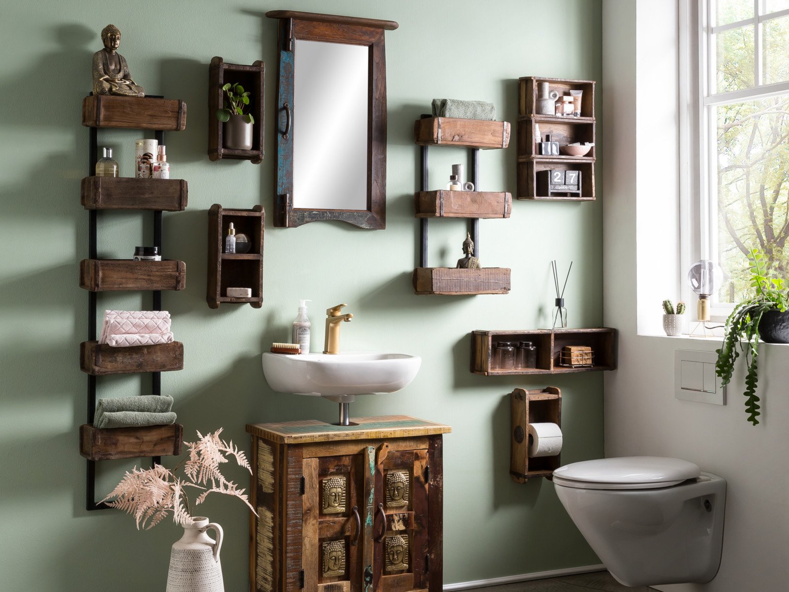 Holz-Wanddeko in Ziegelform im Badezimmer, dekorative Ziegeloptik vor hellen Fliesen für warmes, modernes Bad-Ambiente