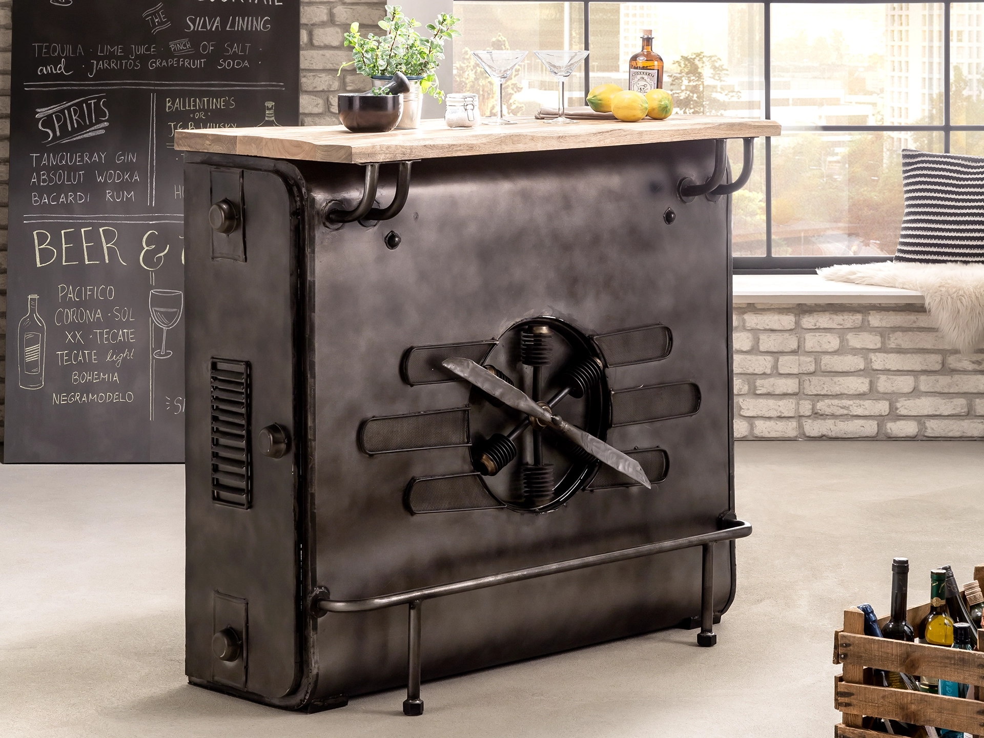 Ambienteaufnahme einer eleganten Bartheke Camera aus warmem Holz mit Metallakzenten, dekoriert mit Gläsern im Industrial‑Look.