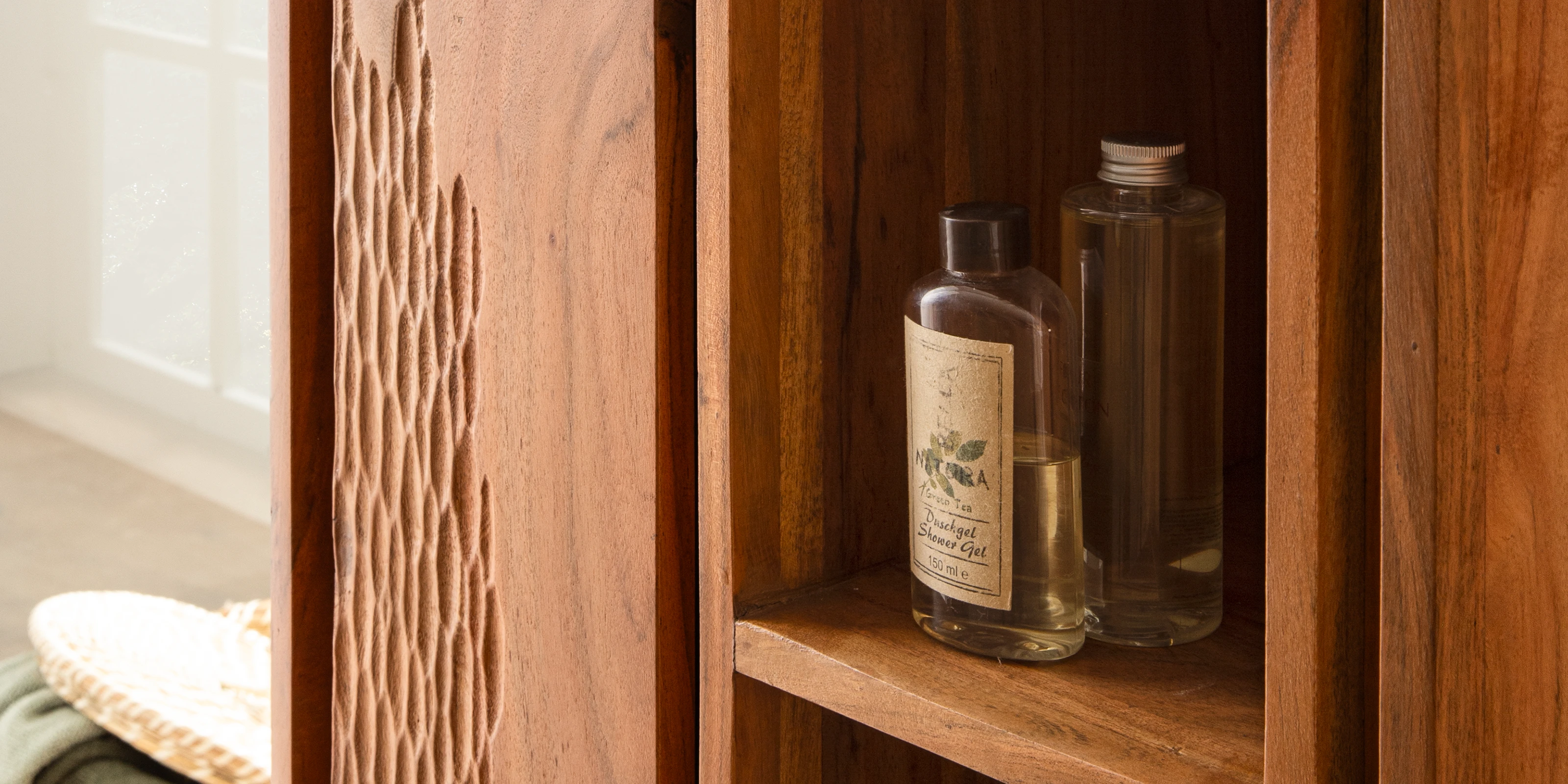 Maddox Detailaufnahme: warme Holzoberfläche mit feiner Maserung in stilvollem Ambiente, natürliche Eichenoptik, warme Farbtöne