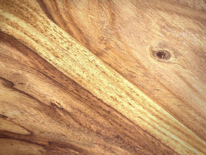 Nahaufnahme helle Holzmaserung mit feiner, natürlicher Holzstruktur und warmen Beigetönen, ideal für Möbel und Boden