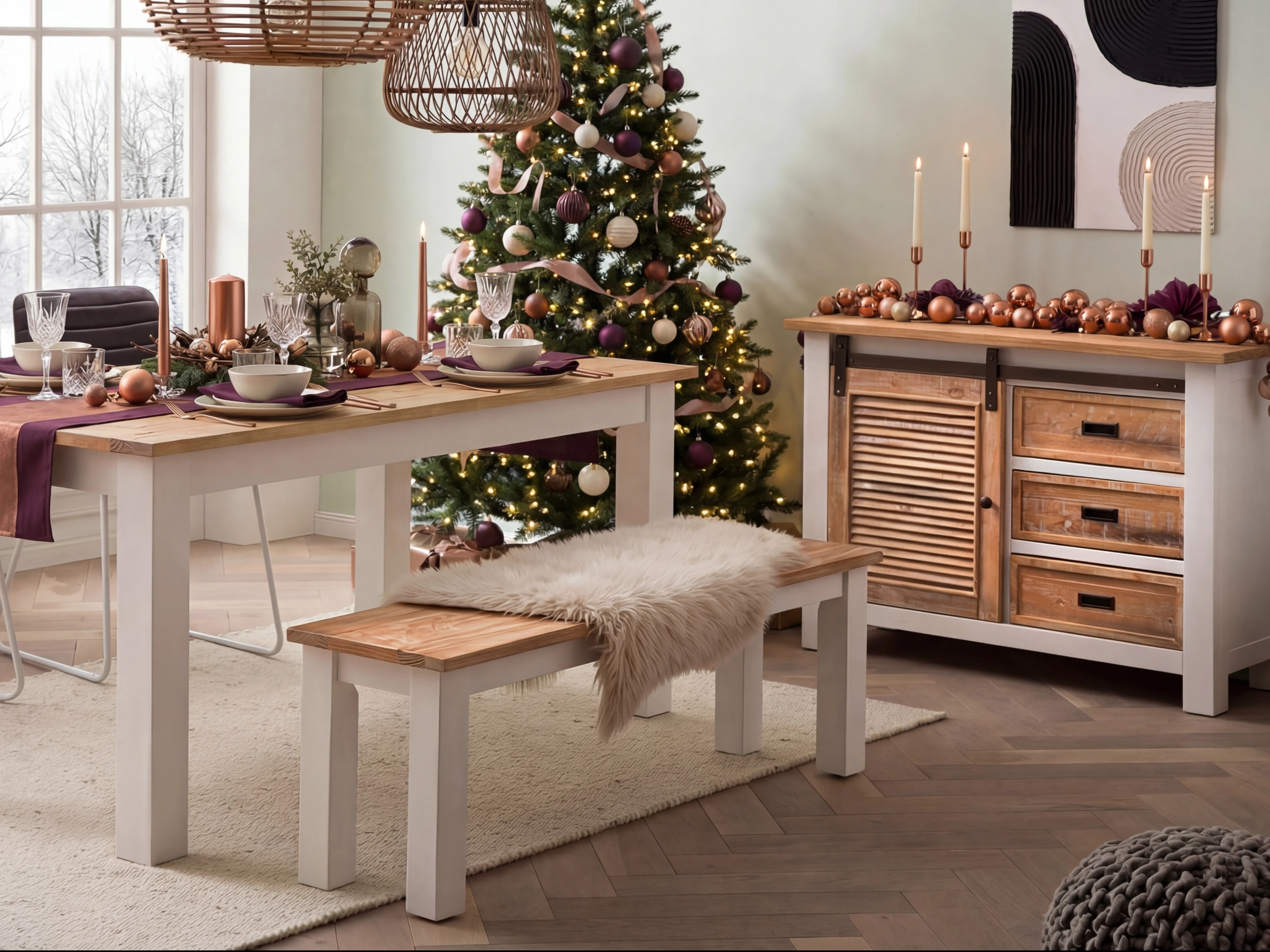 Capera Massivholz-Möbel im weihnachtlichen Wohnzimmer: warmes Licht, Tannengrün und festliche Deko – Wohnidee von Woodkings.