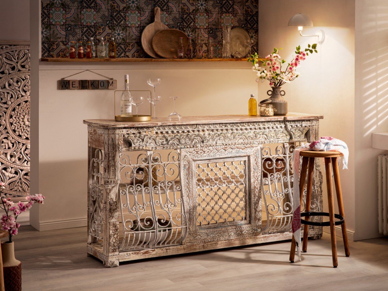 Inneneinrichtung: massiver Sambesi-Konsolentisch aus Holz mit Lampe, Dekor und Zimmerpflanze vor heller Wand – warmes, gemütliches Flur-/Wohnzimmer-Ambiente für Rückzugsorte.