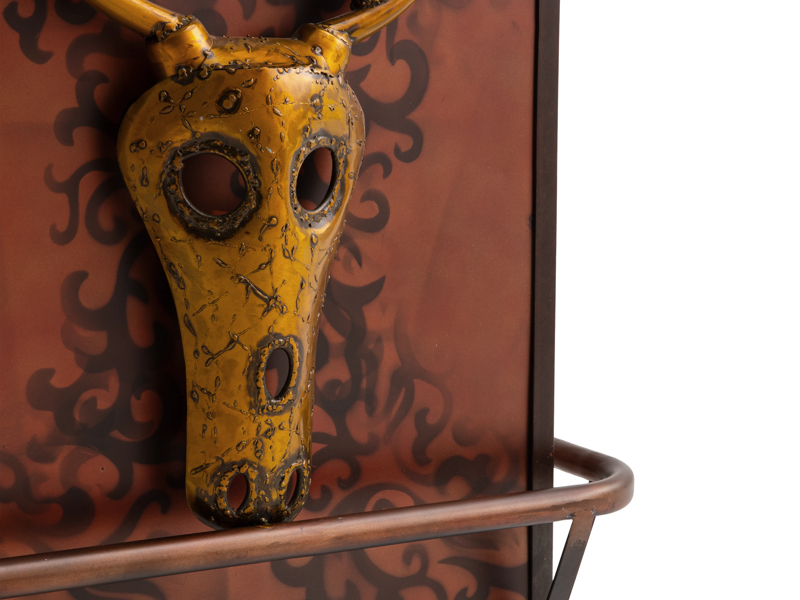 Detailansicht metallener Stierschädel in Gelb am Bartresen Yorkshire Helloween – dekoratives Bar-Accessoire, Frontansicht. Detailansicht metallener Stierschädel in Gelb am Bartresen Yorkshire Helloween – dekoratives Bar-Accessoire, Frontansicht.