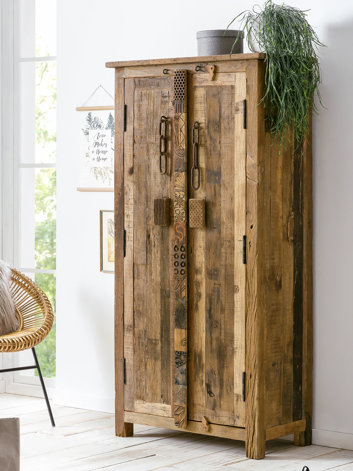 Kavali hoher Holzschrank aus Eichenholz im modernen Ambiente, schlanke Linien, warme Naturtöne