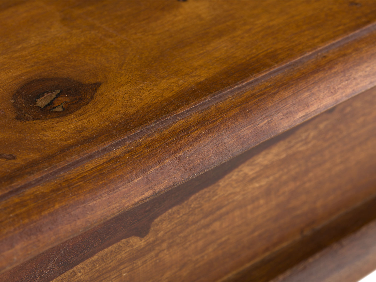 Detailansicht lackierter Akazienholz-Oberfläche und Tischkante des rechteckigen Esstisch Merlow 178×90 cm in Braun