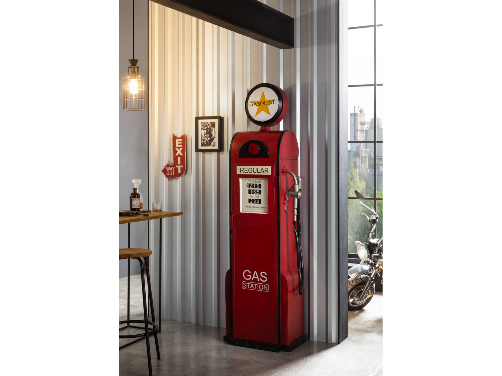 45°-Ansicht: Barregal Zapfsäule lackiertes rotes Metall (50×195×33 cm), 1 Tür rechts – Wohnbeispiel im Bikes-&-Bars-Stil.