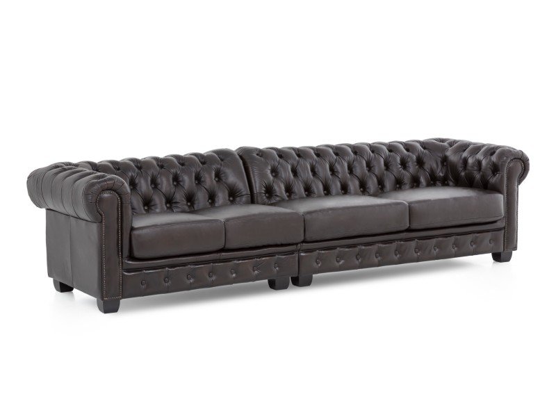 Braunes Chesterfield 5-Sitzer Sofa in gemütlichem Advents-Ambiente mit warmen Lichtern, Dekokissen und Holzfußboden