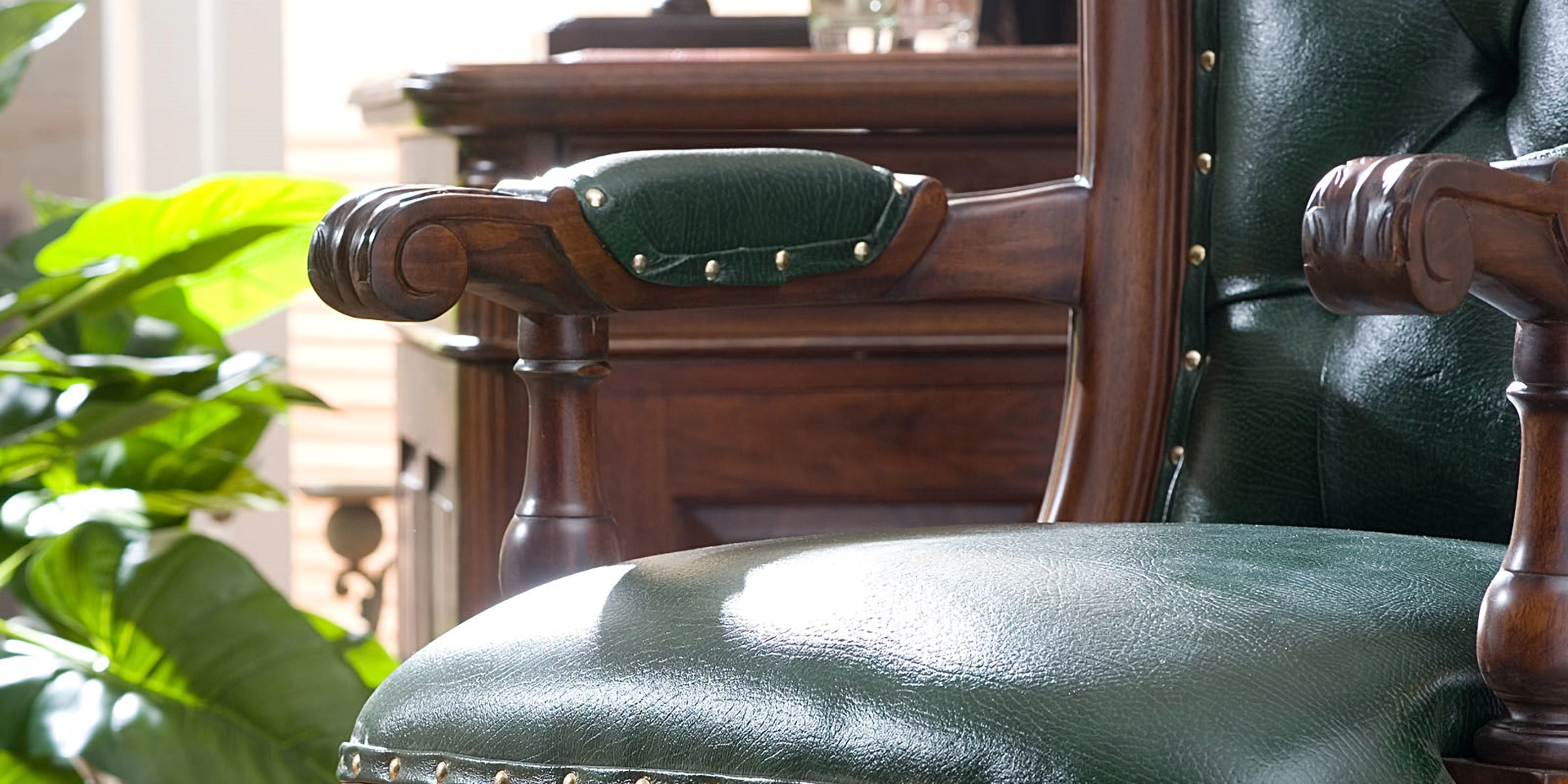 Detailaufnahme des Cambridge-Möbelstücks: warme Holzmaserung, feine Oberfläche und natürliche Braun- bis Honigtöne