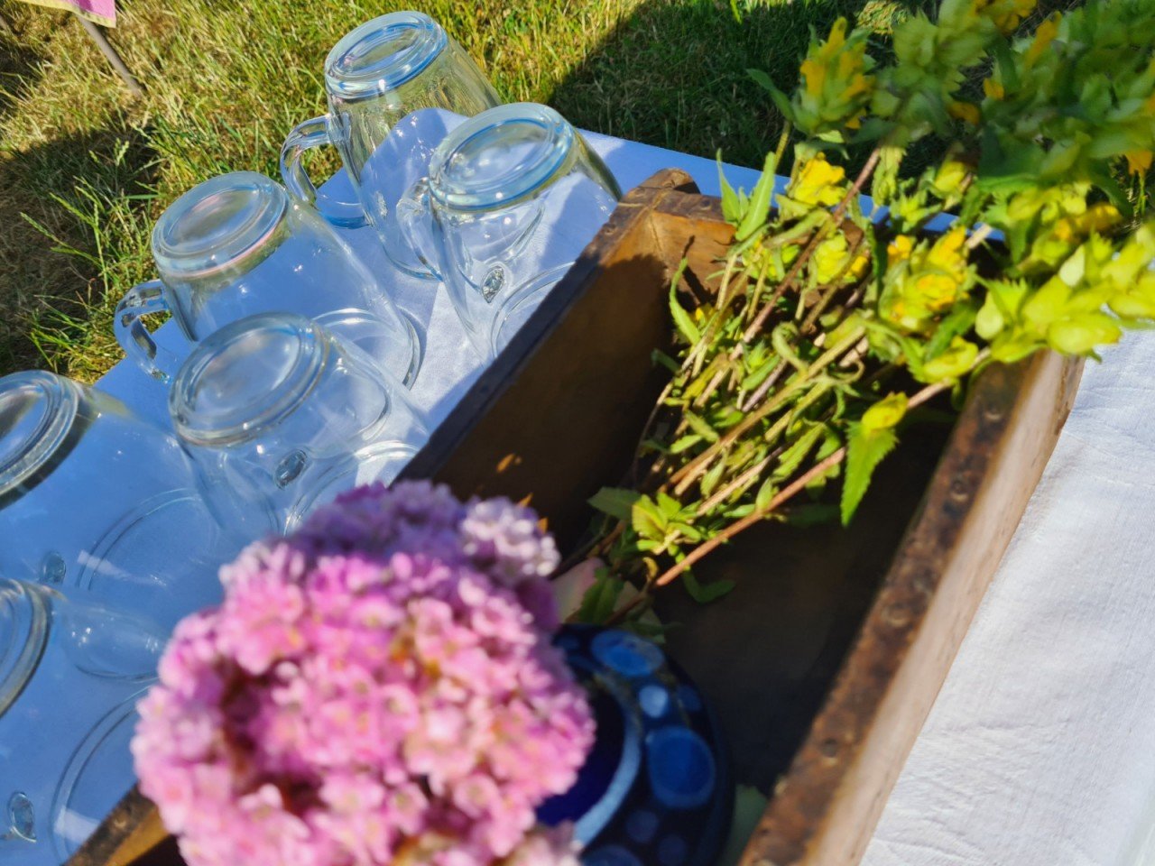 Sommerliches Ambiente mit Ziegelform‑Möbel: moderne Outdoor‑Terrassenmöbel in warmen Terrakotta‑ und Naturtönen, entspannte Abendstimmung
