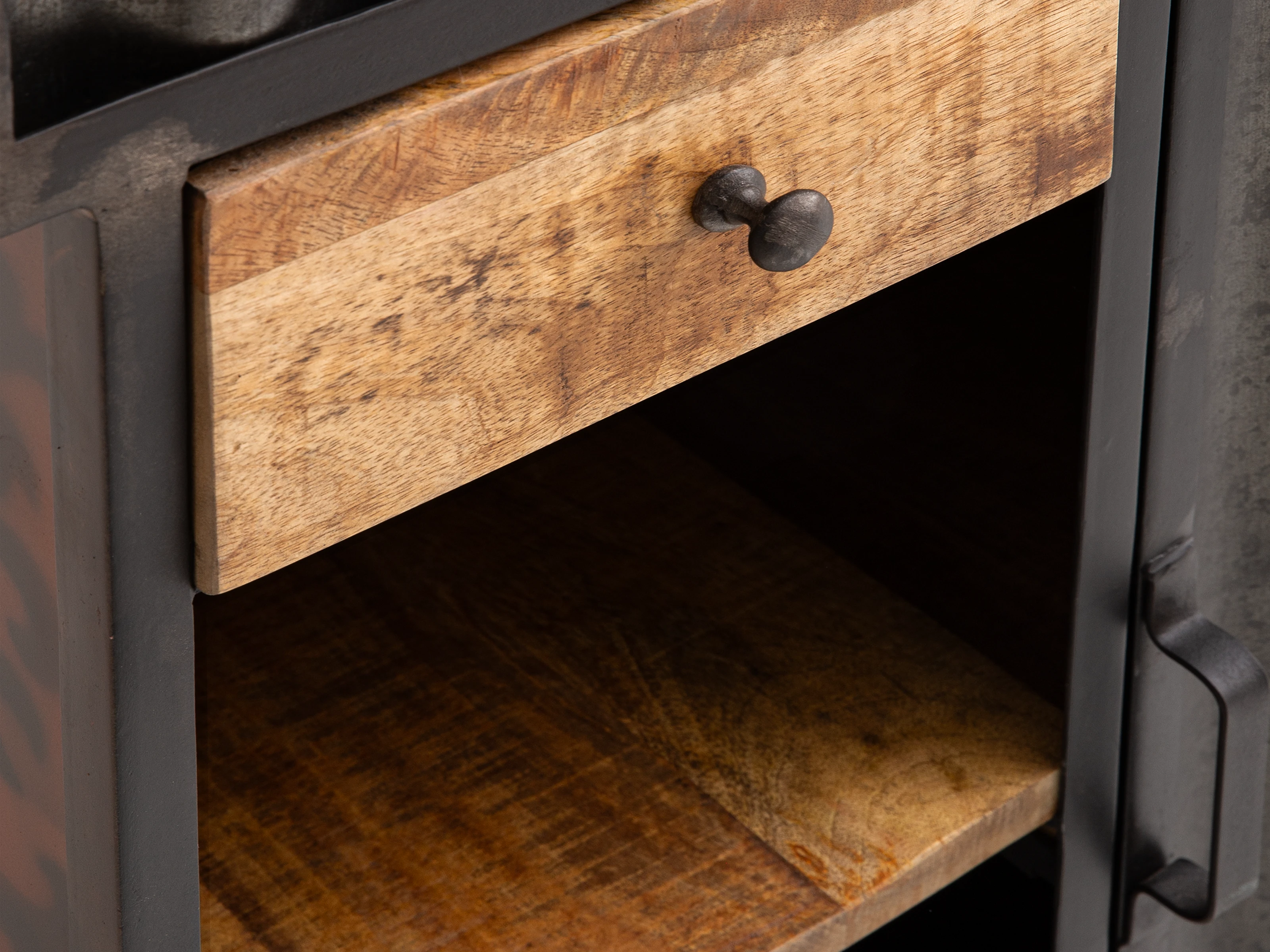 45°-Detailansicht Schublade und Ablage des Bartresens Yorkshire Helloween, Mangoholz-Front mit Metallrahmen – Freisteller