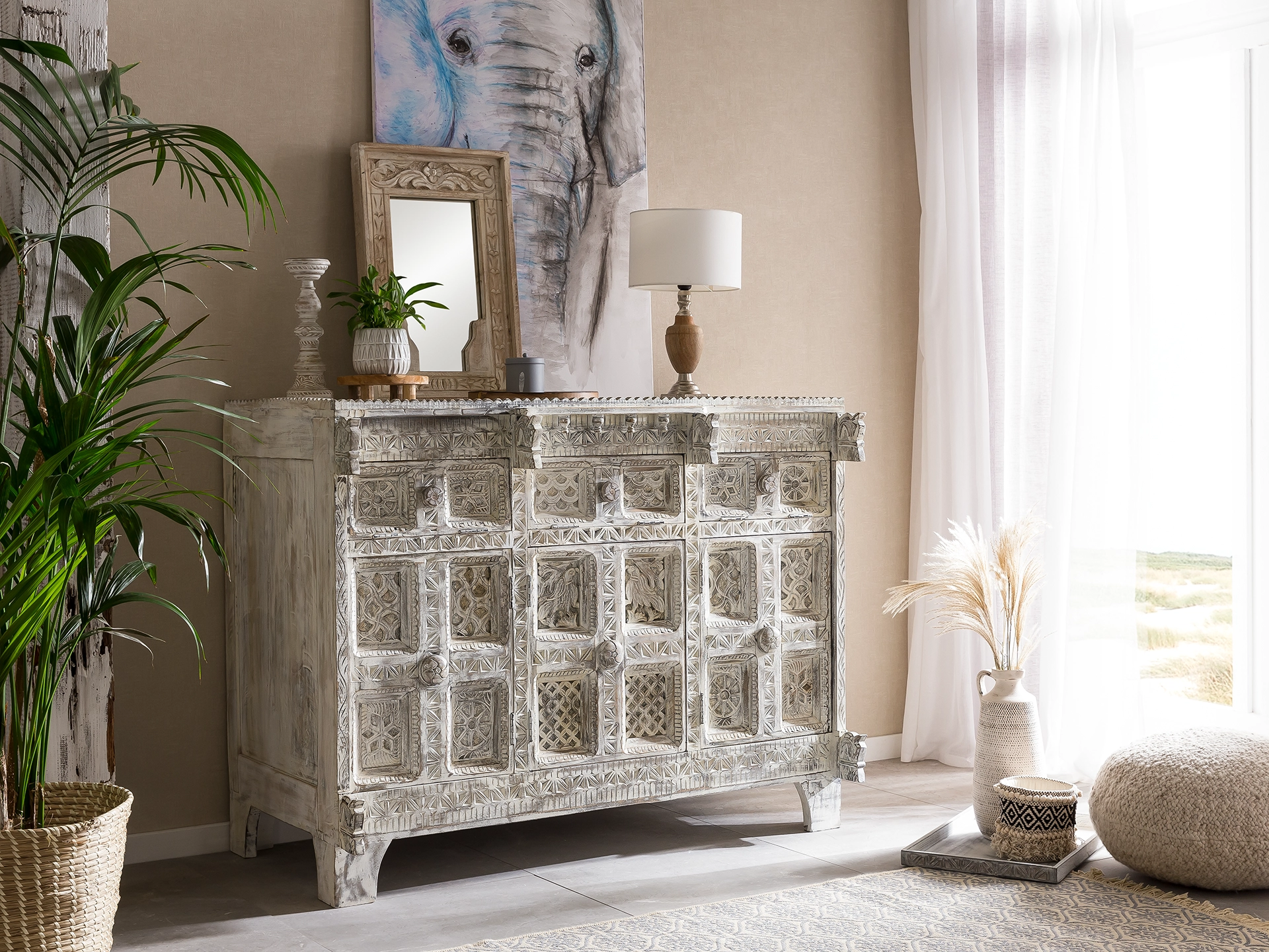 Damchaya Holzmöbel in warmem Wohnambiente: naturfarbene Maserung, minimalistisches, gemütliches Interieur, stimmungsvolle Beleuchtung