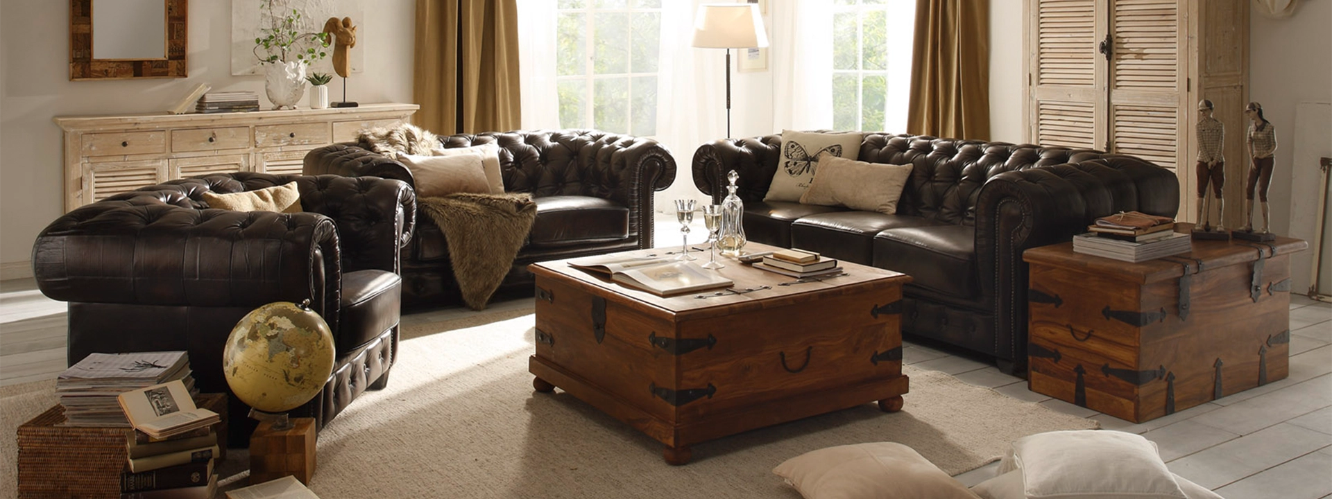 Klassisches Chesterfield-Zweisitzer-Sofa mit tiefen Knopfheftungen in elegantem Wohnambiente, zeitloser Stil und gemütliche Polsterung