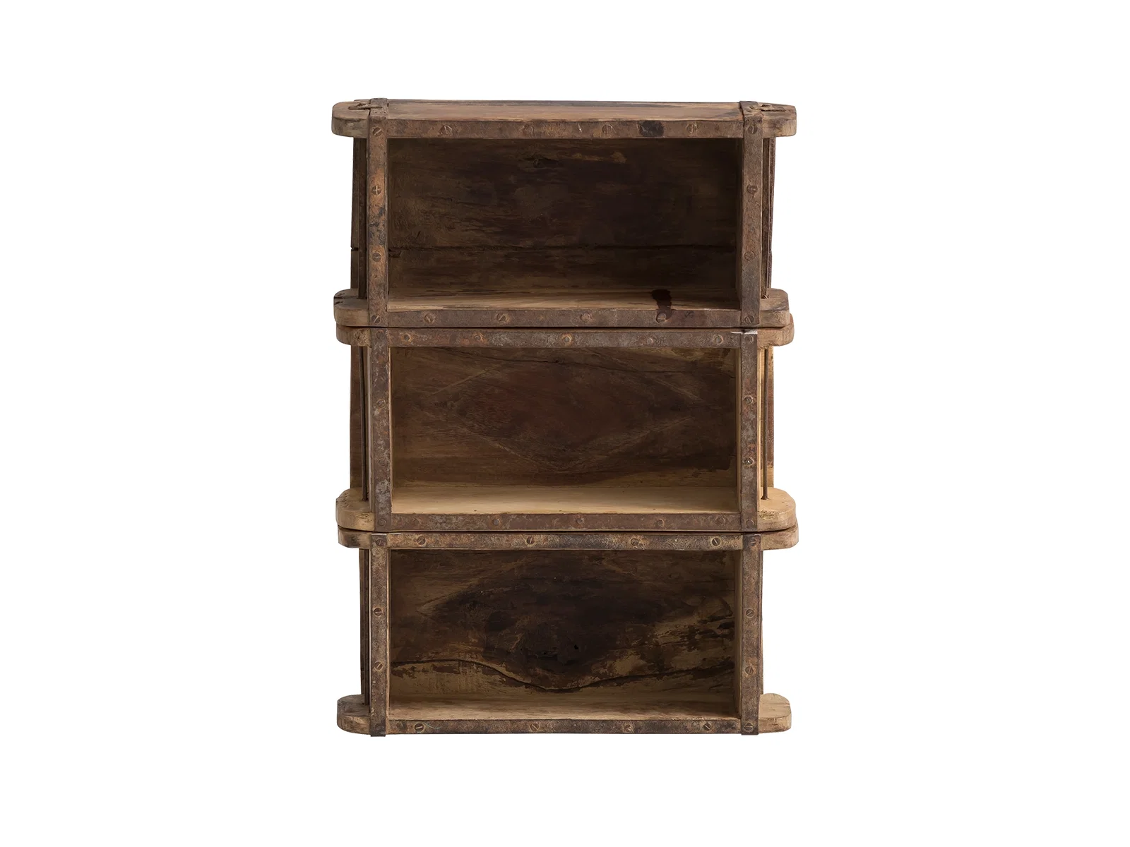Modernes Wandregal aus Holz mit Dekoration (Pflanzen, Bücher) in hellem, skandinavischem Wohnzimmerambiente