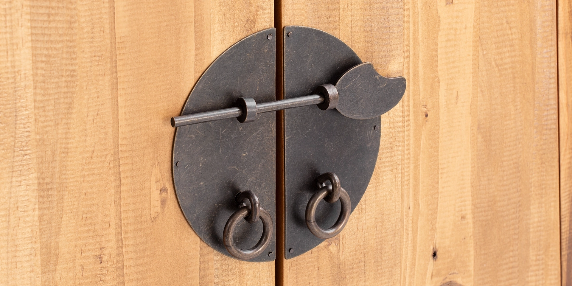 Detailaufnahme des Rangun-Massivholzmöbels: warme braune Holzmaserung, geölte Oberfläche und feine Struktur