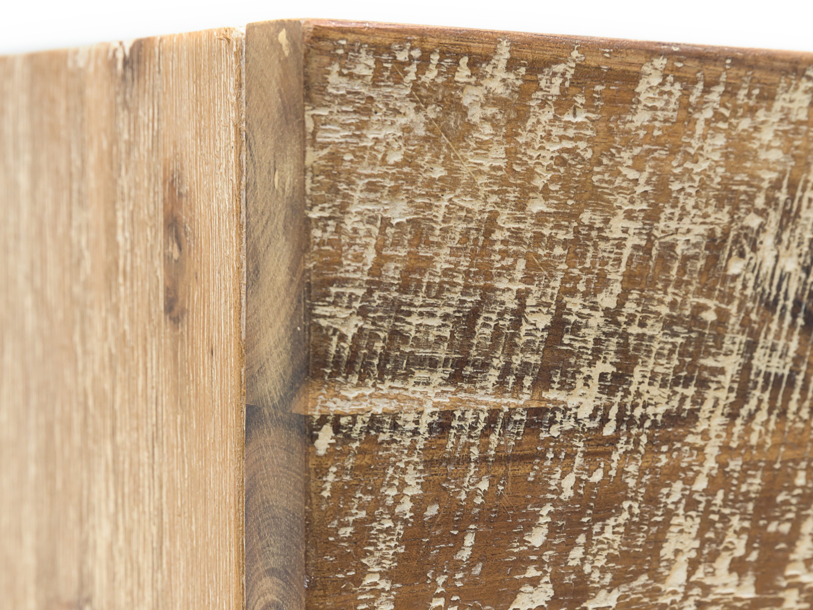 Detailbild lackierter Akazie-Holzoberfläche des braunen Wandregals Jolo Würfel (3er Set) 45°-Ansicht, Nahaufnahme