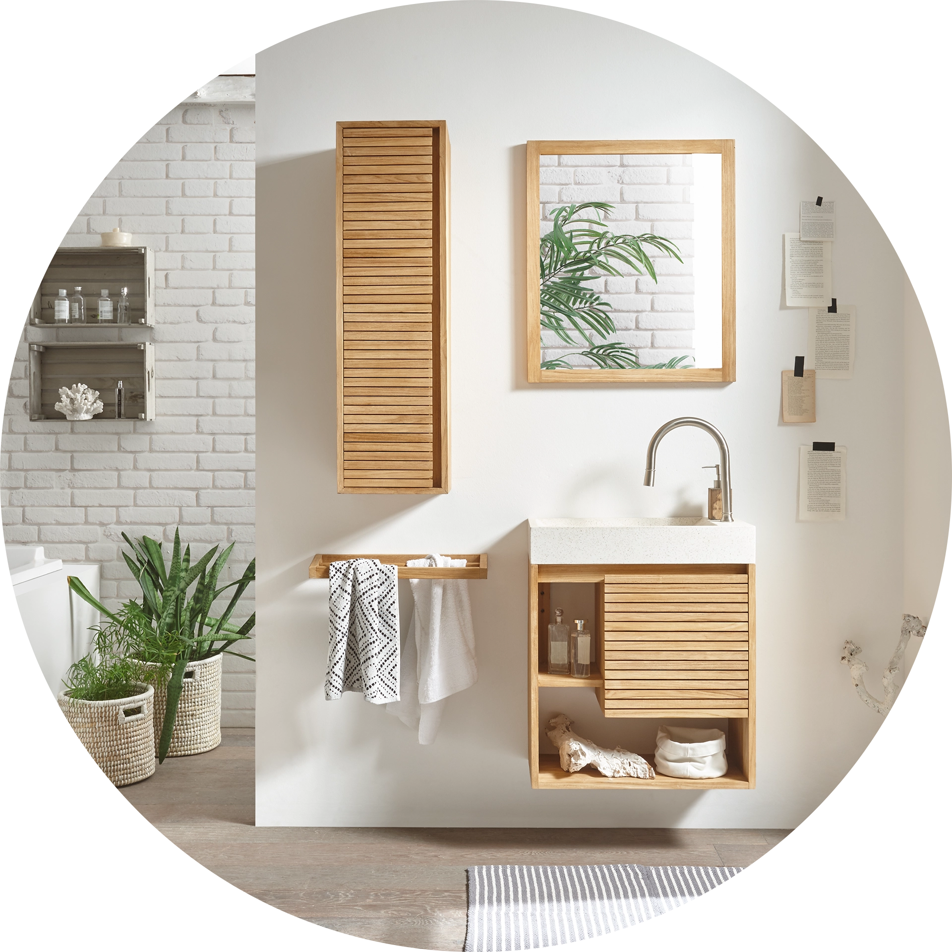 Platzsparende Einrichtung für kleine Räume: skandinavisches Wohnzimmer mit kleinem Sofa, Couchtisch, Regal und Zimmerpflanzen