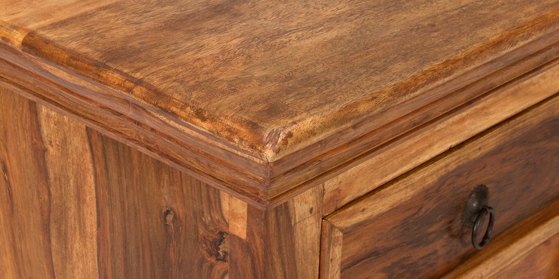 Detailaufnahme der Holzmaserung und Kantenansicht des Merlin-Tisches von Woodkings, warme Holzfarbe, geölte Oberfläche