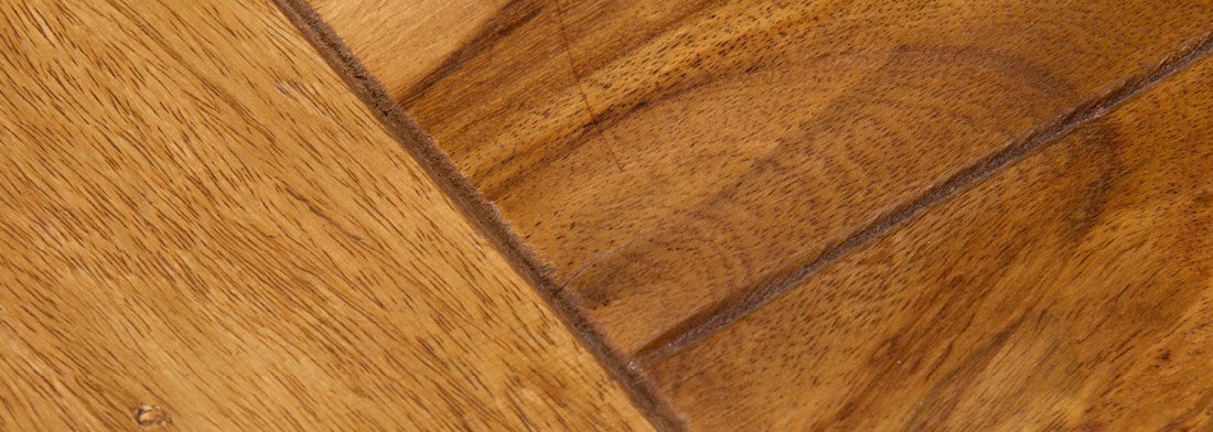 Mehrere lackierte Holzoberflächen in verschiedenen Farben und Strukturen auf Musterplatten, glatte bis matte Finishes