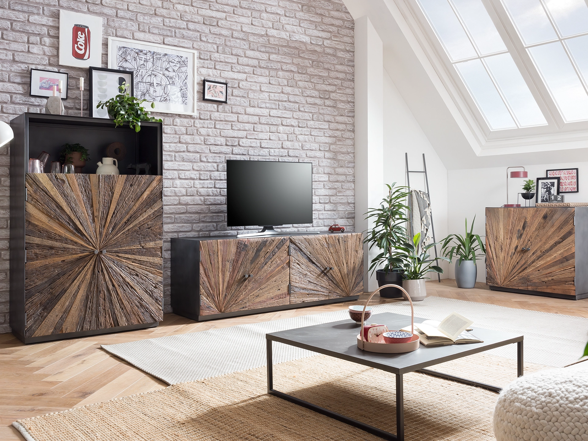 Derby Holzstuhl in Eichenoptik mit gepolsterter Sitzfläche in modernem Esszimmer-Ambiente, warmes Holz und helles Interieur