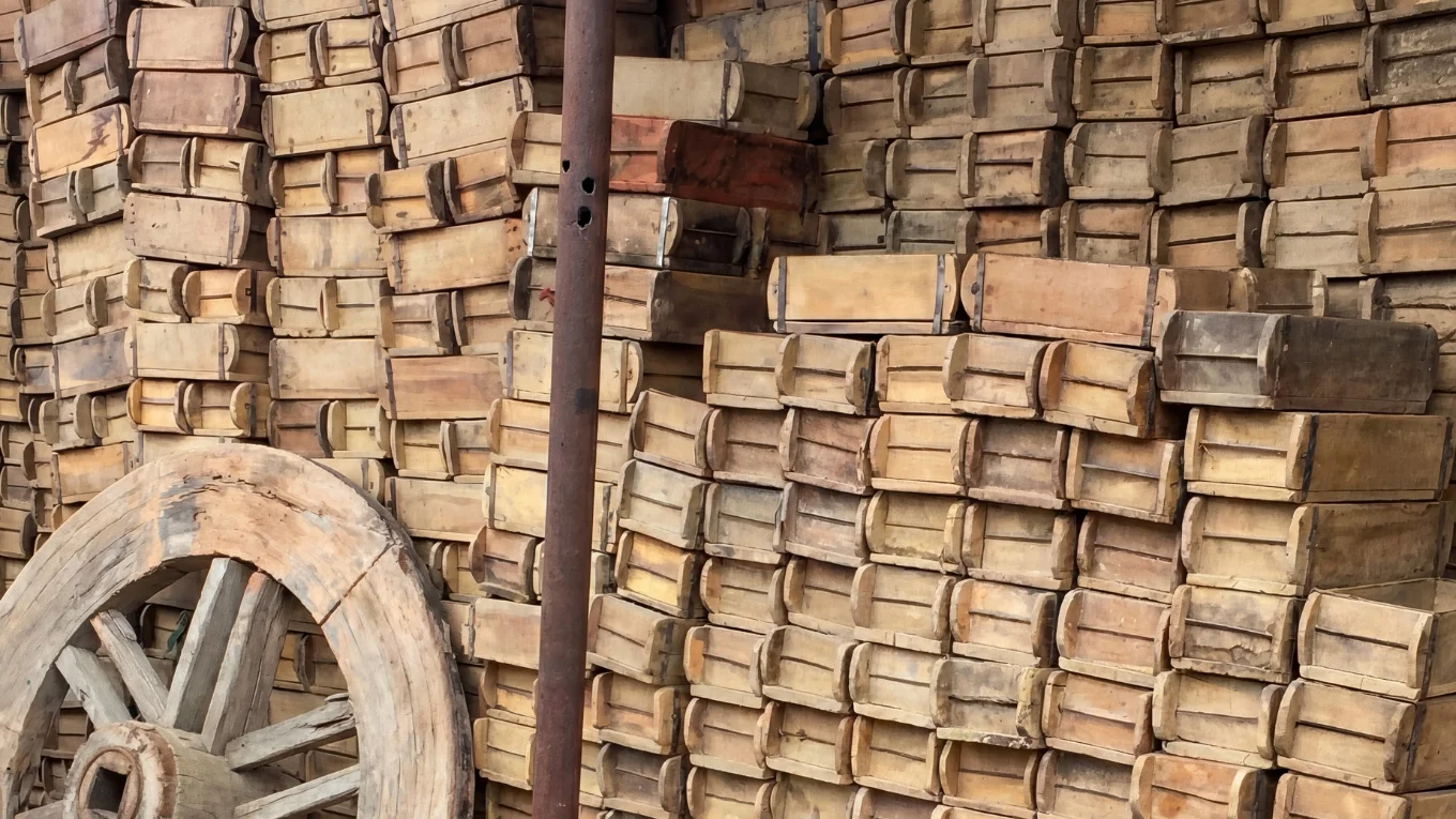 Holz-Ziegelformen als rustikale Deko-Boxen auf einem Tisch, mit Struktur und Patina in warmen Braun- und Naturtönen, gemütliches Vintage-Ambiente