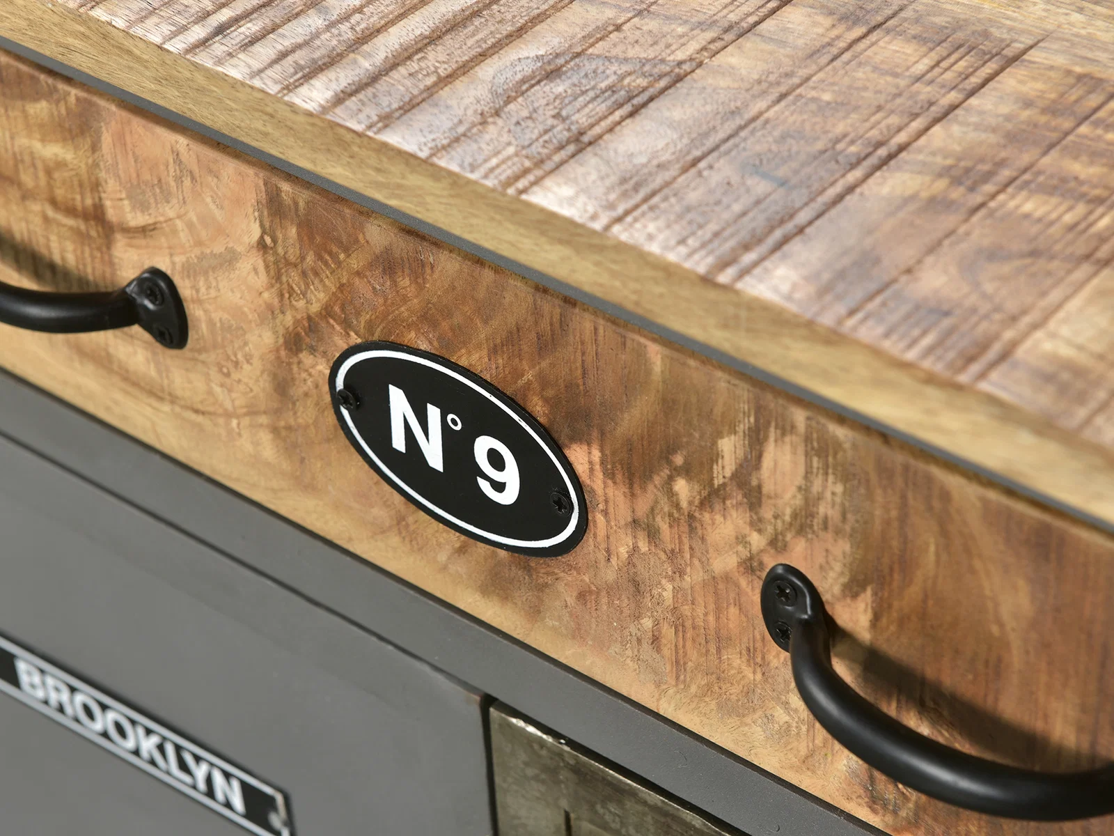 Nahaufnahme einer Holzschublade mit ergonomischem Metallgriff, warmes Holzfinish und minimalistisches Design