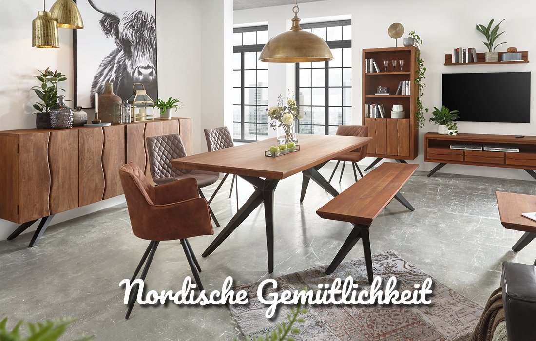 Skandinavisches Wohnzimmer mit hellem Holz-Sideboard, grauem Sofa, Couchtisch und grüner Zimmerpflanze, minimalistisch