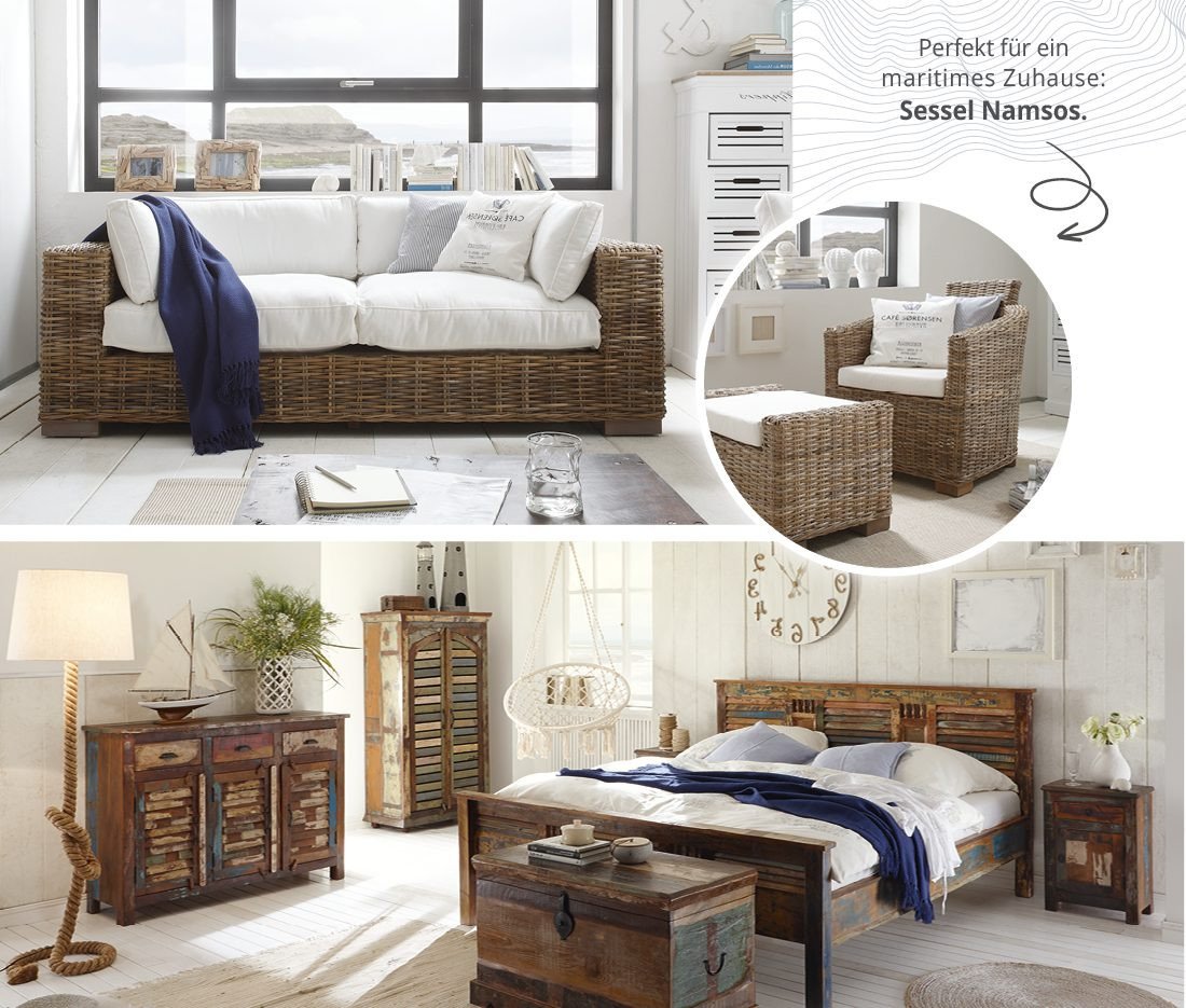 Maritimes Wohnzimmer mit hellen Holzmöbeln, weiß-blauen Textilien, gestreiften Kissen und nautischer Dekoration (Tau, Anker) in lichtdurchflutetem, nordisch-rustikalem Stil