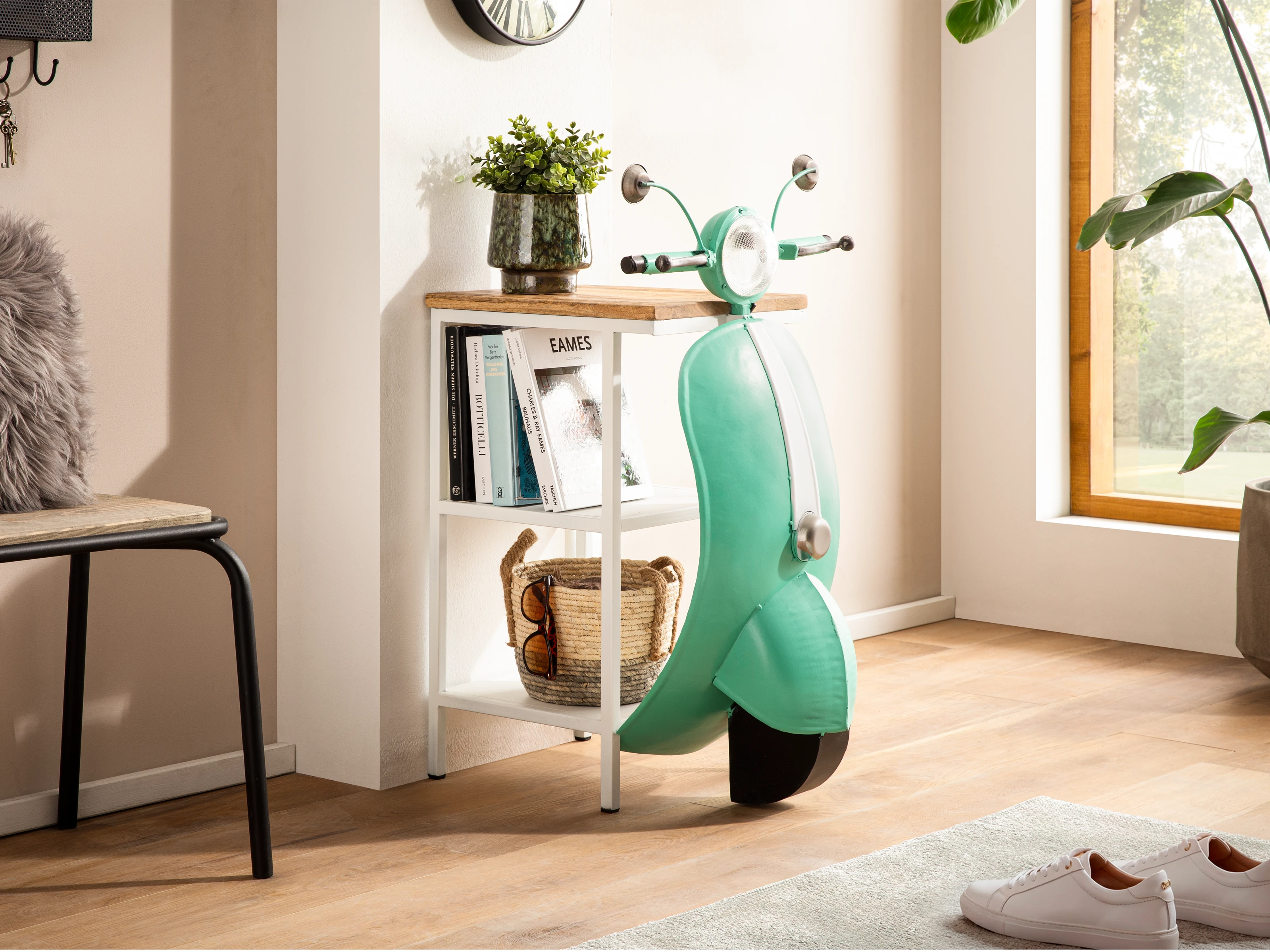 Konsolentisch Scooter Micro Mint in Wohnbeispiel, 45-Grad-Ansicht, Metall lackiert in Grün, mit Ablage und Deko im modernen Eingangsbereich.