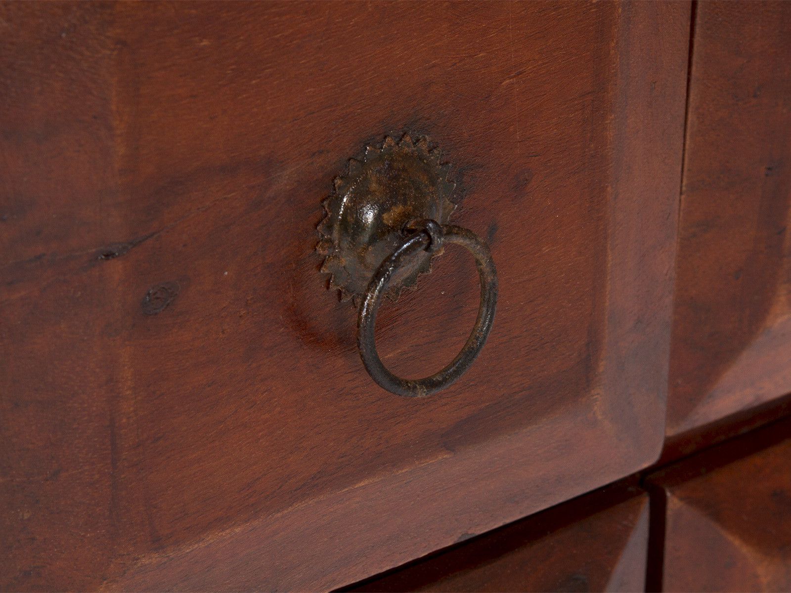 Detailansicht Apothekerschrank „Texas“ aus braun lackierter Akazie mit ringförmigem Metallgriff an einer Holzschublade.