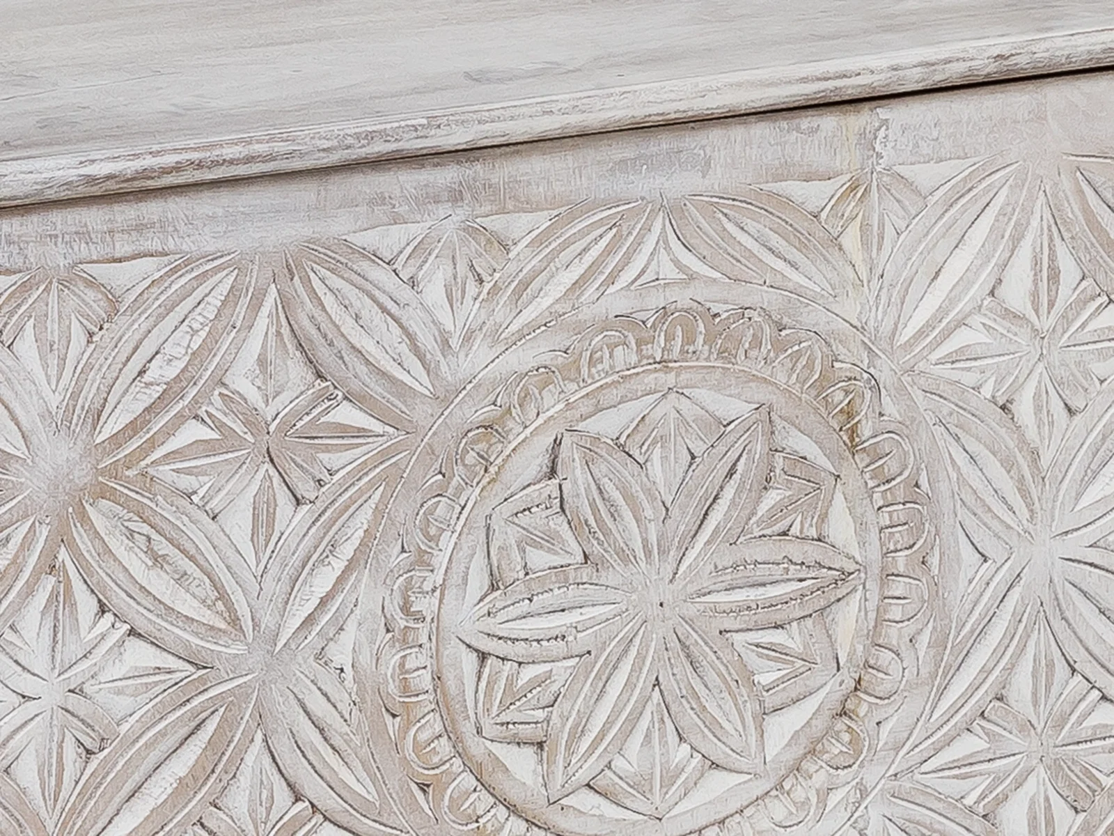 Detailaufnahme des Mackay‑Möbels: Nahaufnahme von massiver Holzmaserung und sauberer Kantenverarbeitung, warmes Naturholz‑Finish