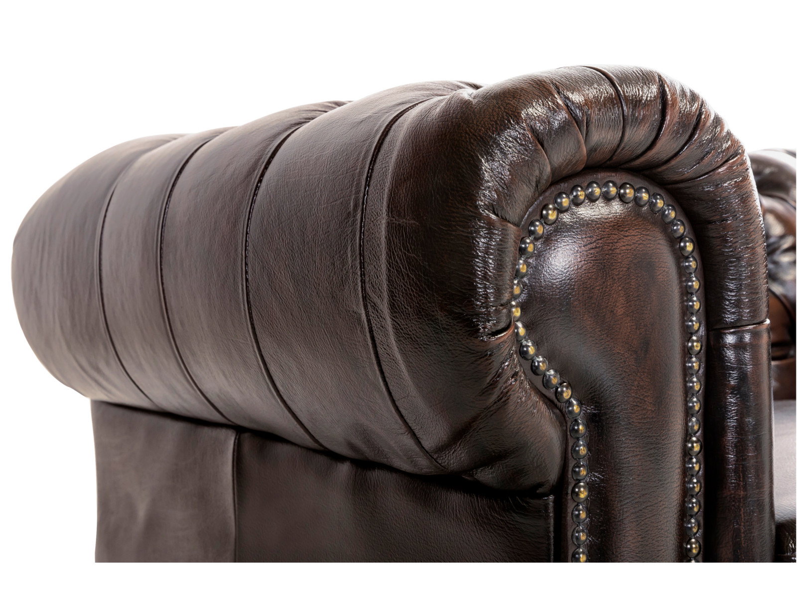 Freisteller Detailansicht Armlehne Ecksofa Chesterfield aus braunem Echtleder mit Federkern und Metall-Ziernieten