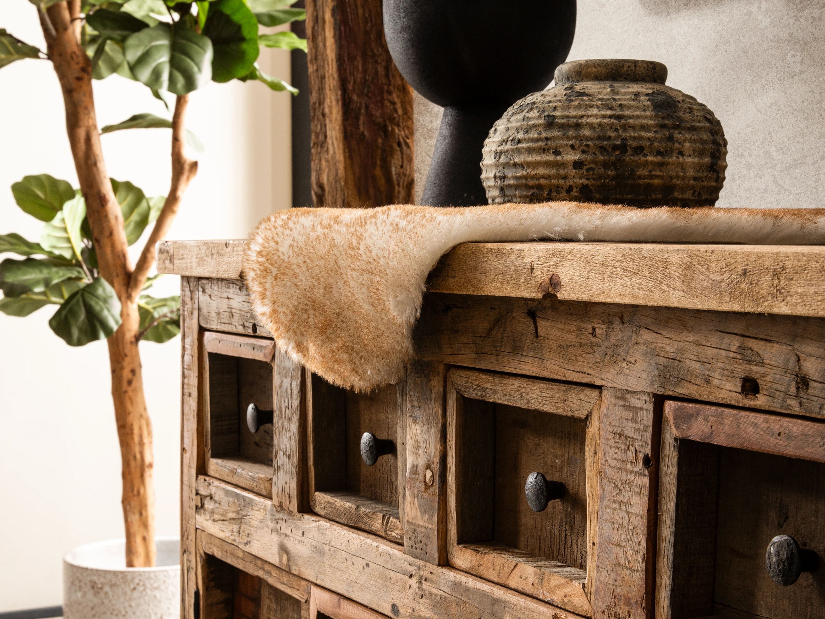 Wohnbeispiel: Sideboard Sumatra 4-türig, aus unbehandeltem braunem Altholz, neun Schubladen, rustikale Holzoberfläche, 45°-Ansicht.