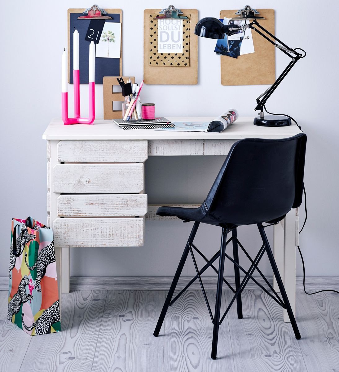 Moderner Büroarbeitsplatz mit Holztisch, ergonomischem Stuhl, Regal und Pflanze — helle, minimalistische Office‑Atmosphäre.