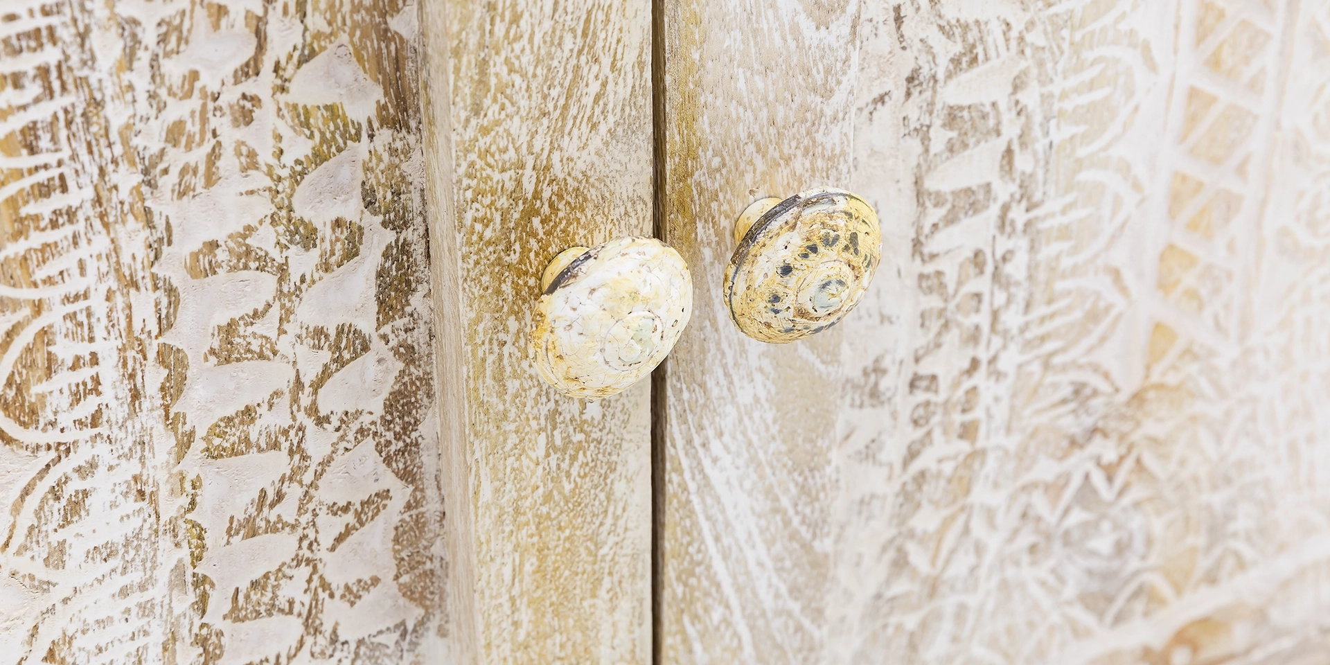 Detailansicht Möbelserie "Bitna": warme Holzmaserung, feine Struktur und matte Oberfläche, hochwertige Verarbeitung