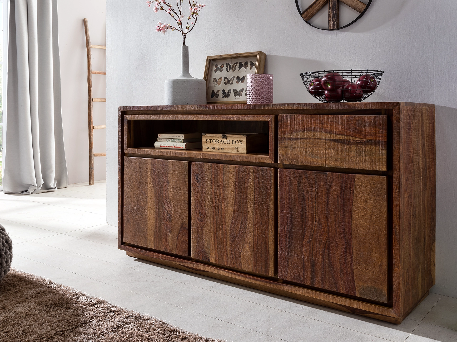 Schwarzer A4-Bilderrahmen, schlankes mattes Profil, modernes Minimaldesign, freigestellt auf weißem Hintergrund