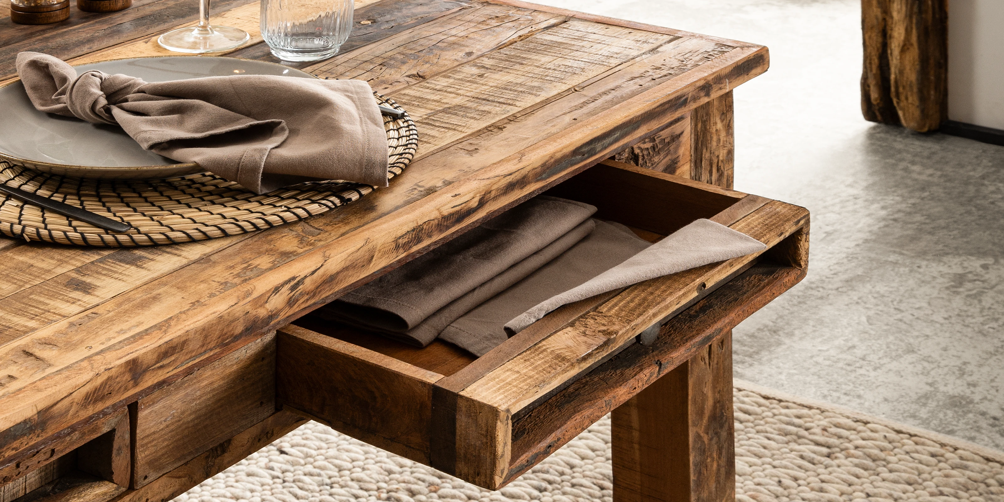 Detailaufnahme des Massivholztisches „Sumatra“ mit warmem Holzton, sichtbarer Maserung und geölter Oberfläche in Ambientebeleuchtung