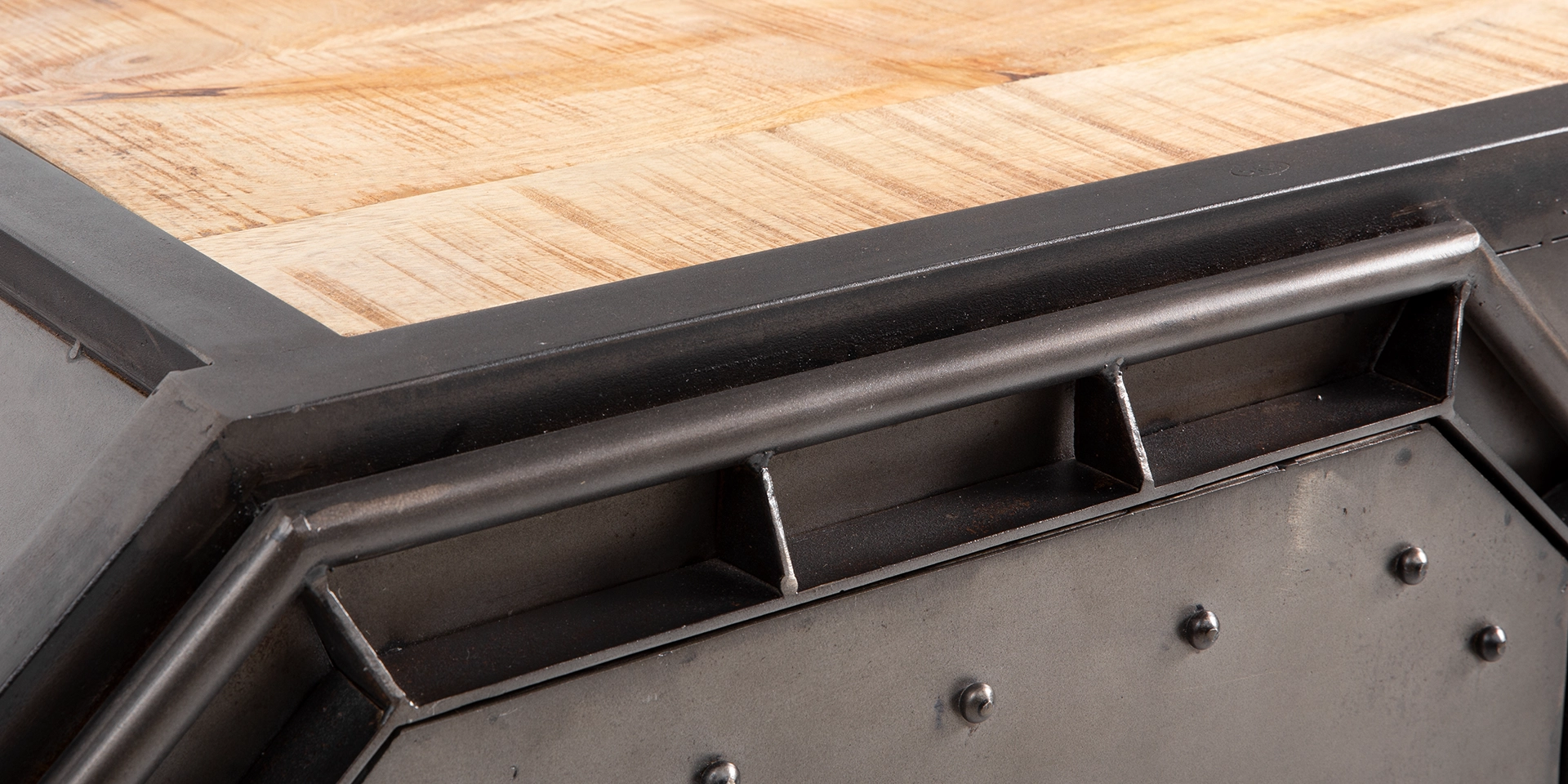 Barkley Detailaufnahme: Nahaufnahme Holzmaserung und Kantenverarbeitung, warme Naturtöne, hochwertige Oberfläche