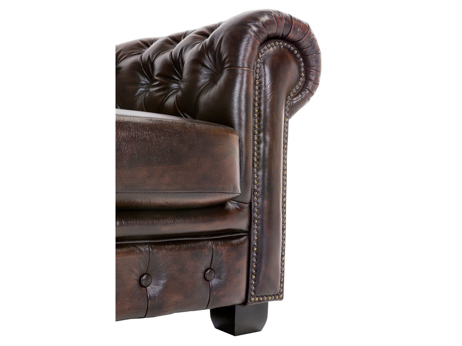 Detailbild Freisteller: brauner Chesterfield-Sessel aus Echtleder mit Federkern-Polsterung in Seitenansicht