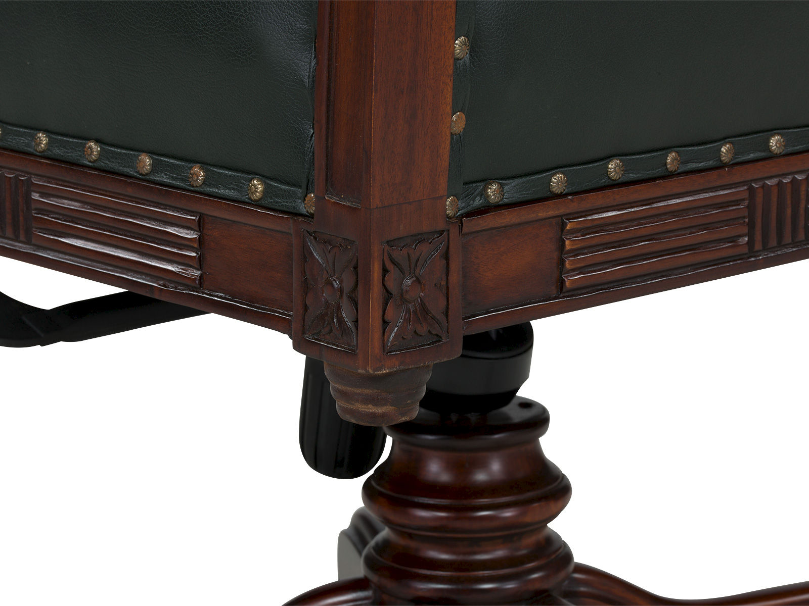 Detailbild 45°-Ansicht: lackiertes Mahagoni-Holzfuß und grünem Echtleder-Bezug mit Messingnieten am Bürosessel Cambridge