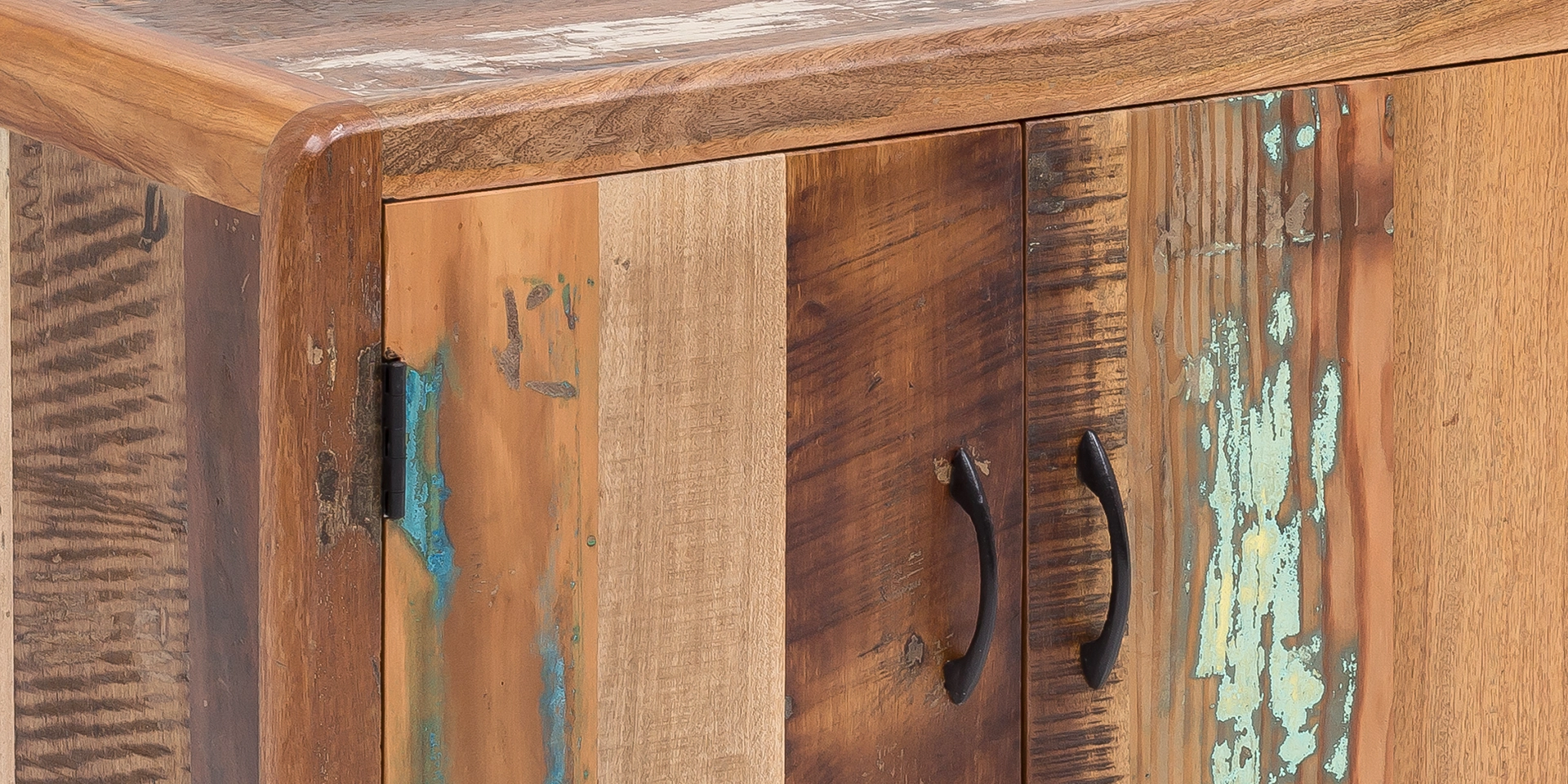 Detail der Holzmaserung der Kalkutta‑Tischplatte, warme Eichenfarbe, strukturierte Oberfläche und sichtbare Kantenbearbeitung