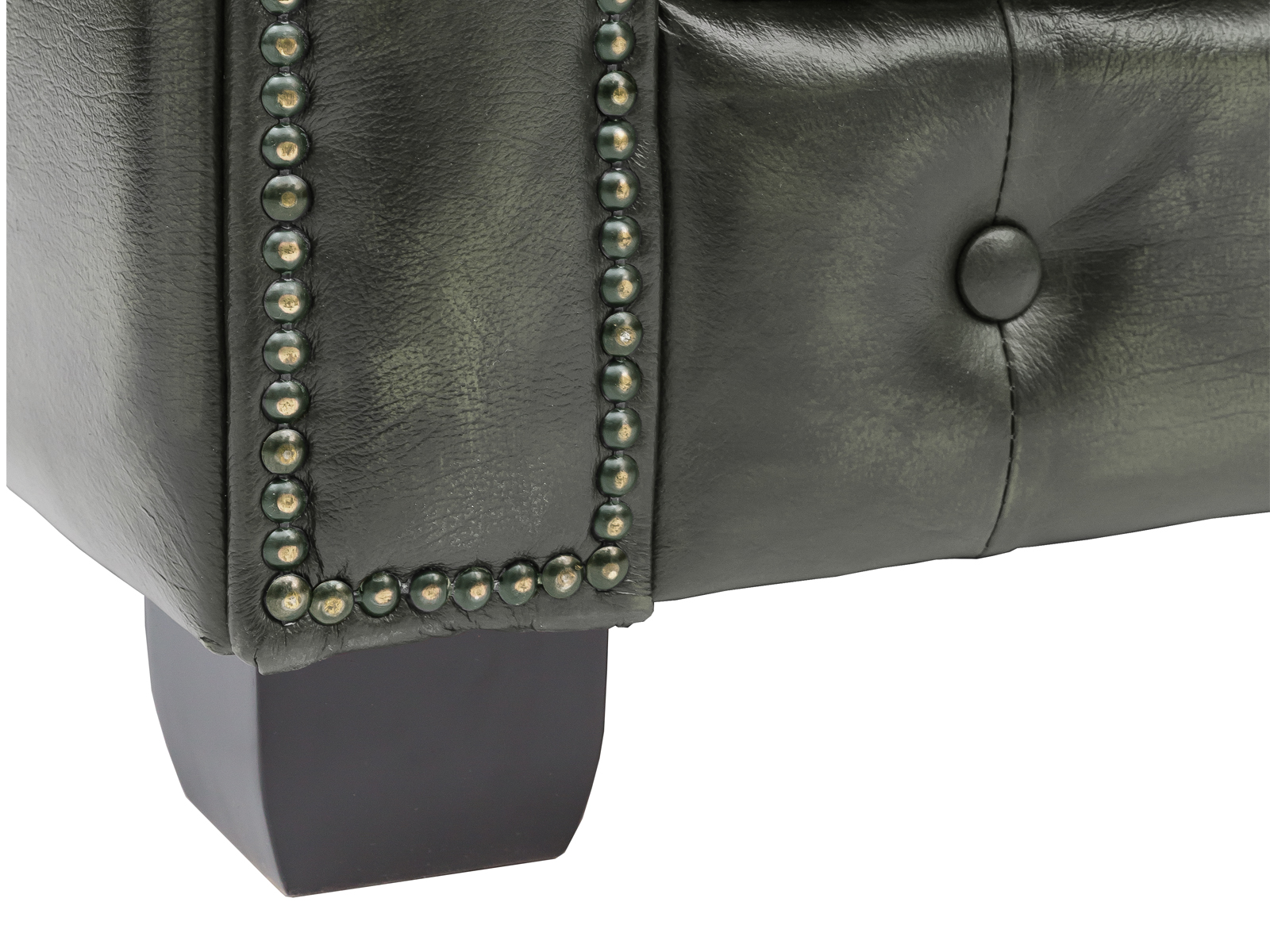 Detailansicht 45°: grünes Chesterfield Ledersofa antik mit Ziernägeln, Knopfheftung und Holzfuß (Freisteller)