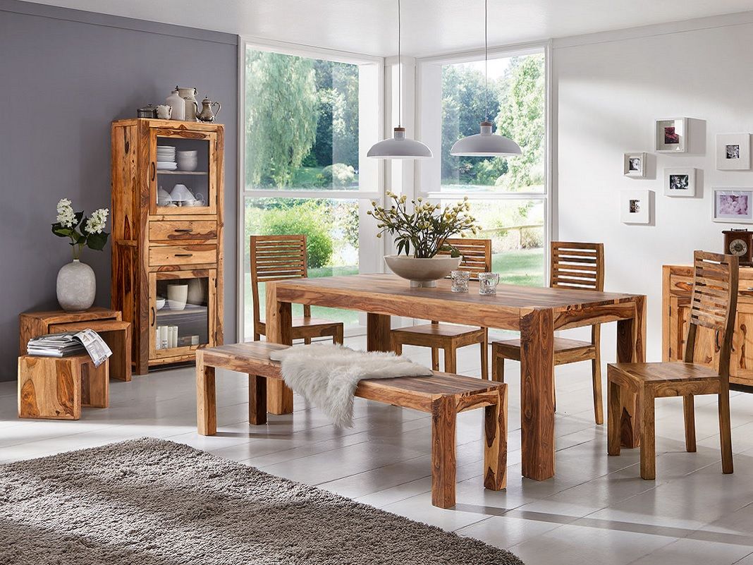 Set Beistelltische aus Holz im Esszimmer, zwei verschieden hohe runde Tische in warmer Eiche, modernes skandinavisches Design