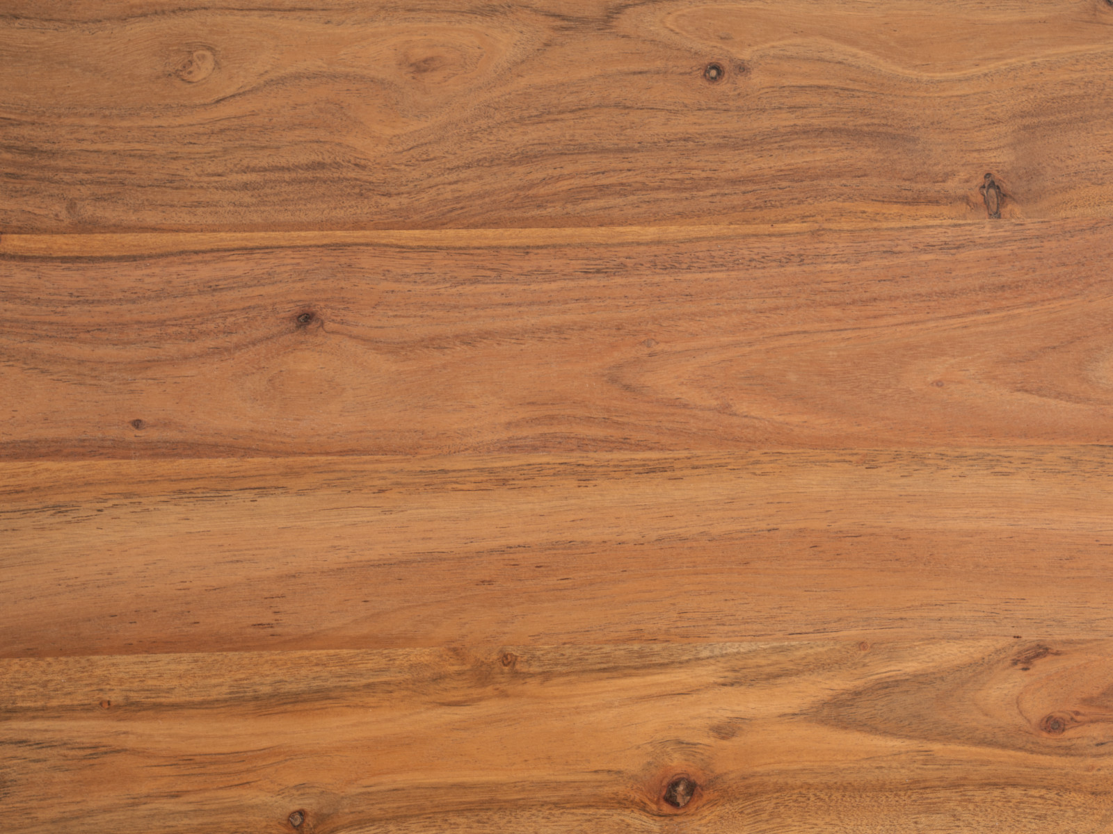 Detailbild der lackierten Akazien-Holzoberfläche des Hochschranks Osbon in Braun, natürliche Maserung und Knoten sichtbar
