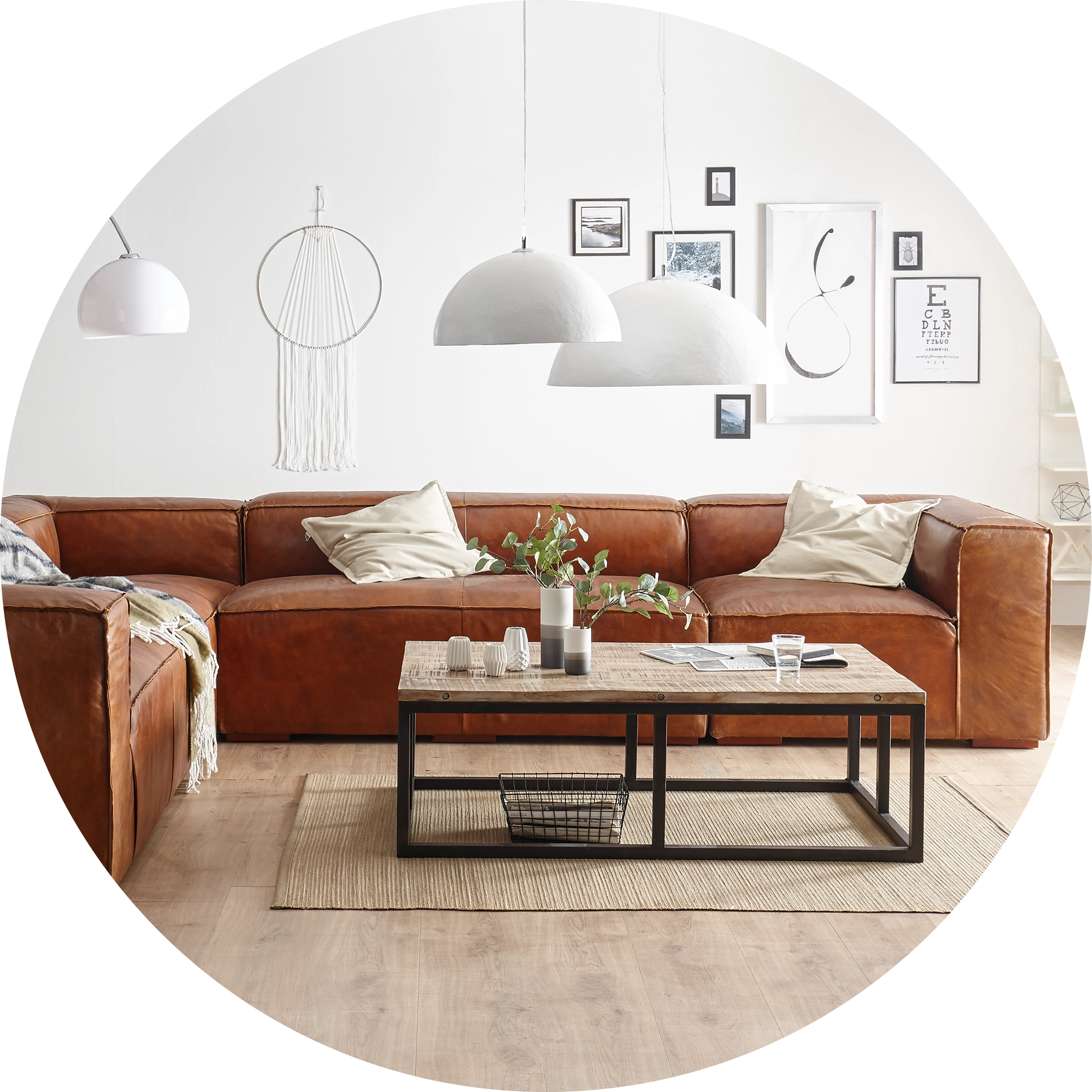 Loftmöbel im Industrial‑Stil: rustikales Holz mit schwarzem Metall, modernes Wohnzimmerambiente mit Sofa, Regal und warmem Licht.