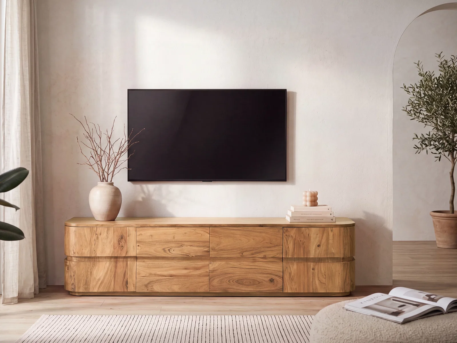 TV-Bank Kala aus Holz mit dezenter Dekoration und hellen Textilien in einem lichtdurchfluteten Wohnzimmer für einen gemütlichen Spätsommer zu Hause