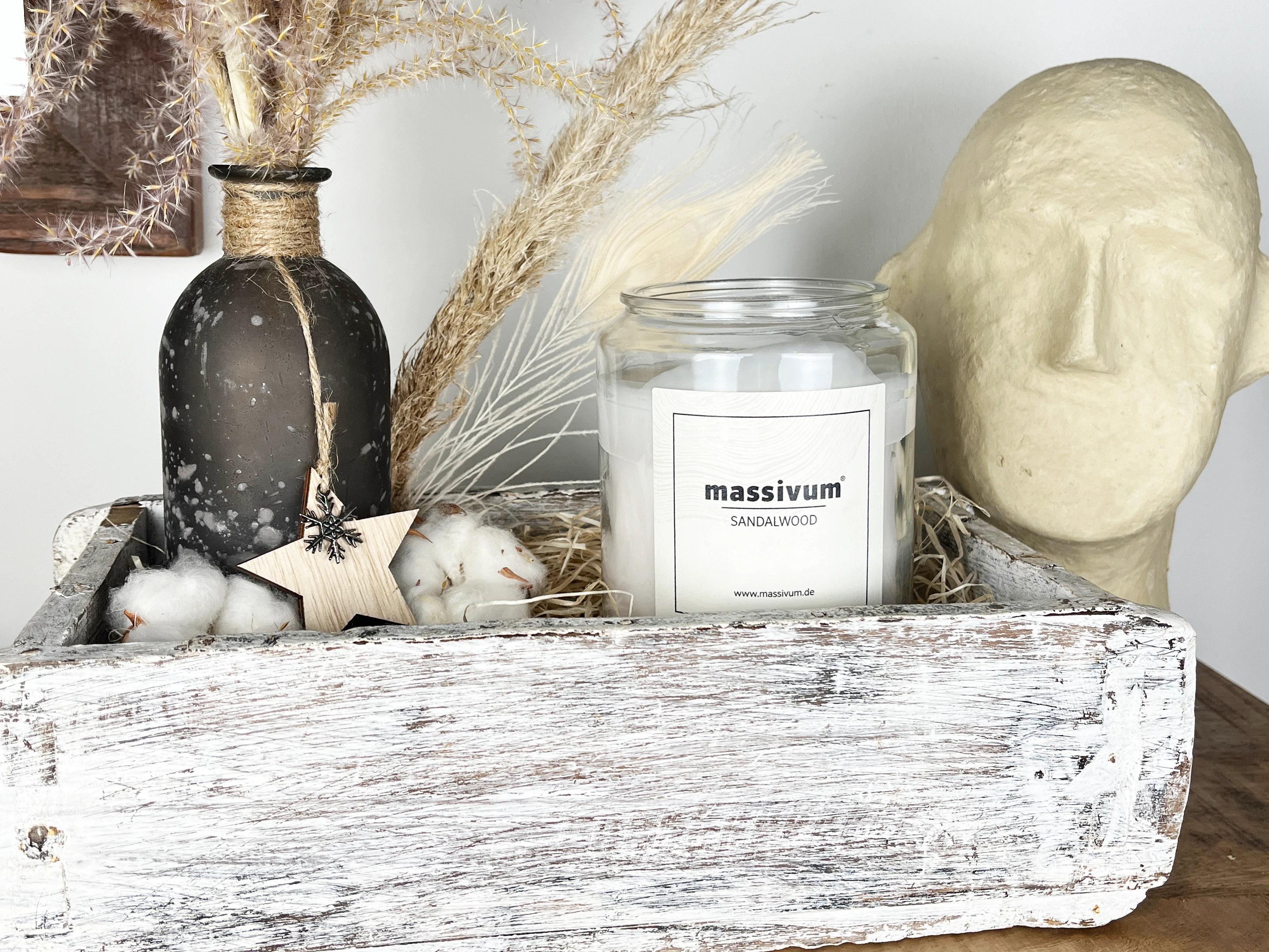 Dekorative Kerze in warmem Ambiente auf Holzuntergrund – stimmungsvolle Tisch- und Wohnraumdeko