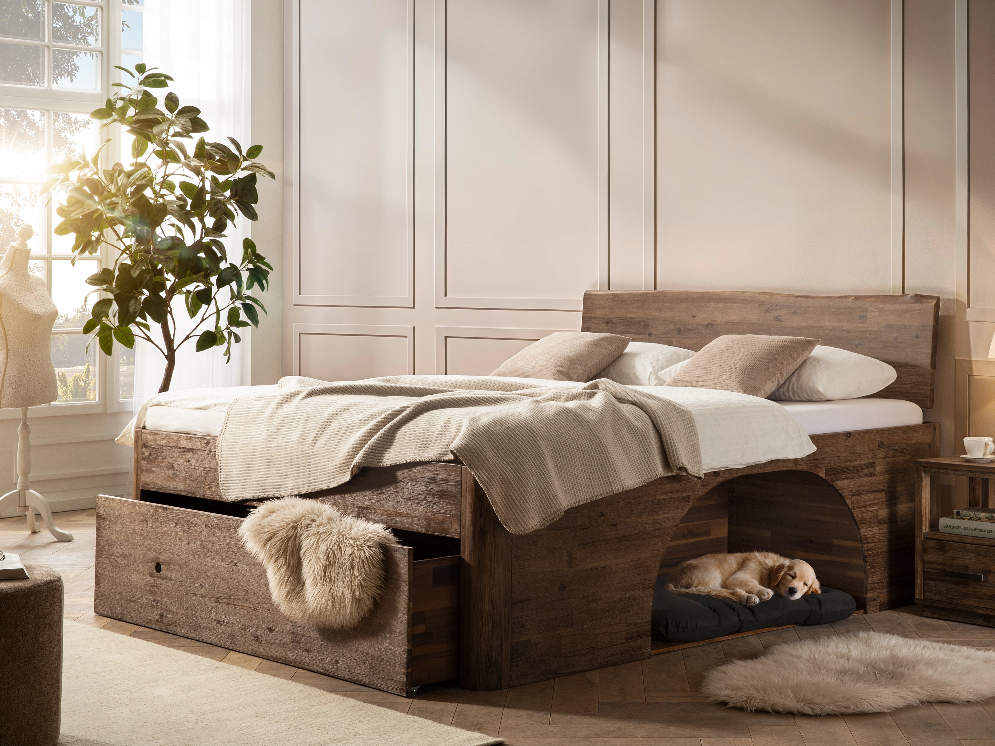 Companion Beistelltisch aus Massivholz in modernem Wohnambiente, runde Form, warme Holzfarbe, skandinavischer Stil