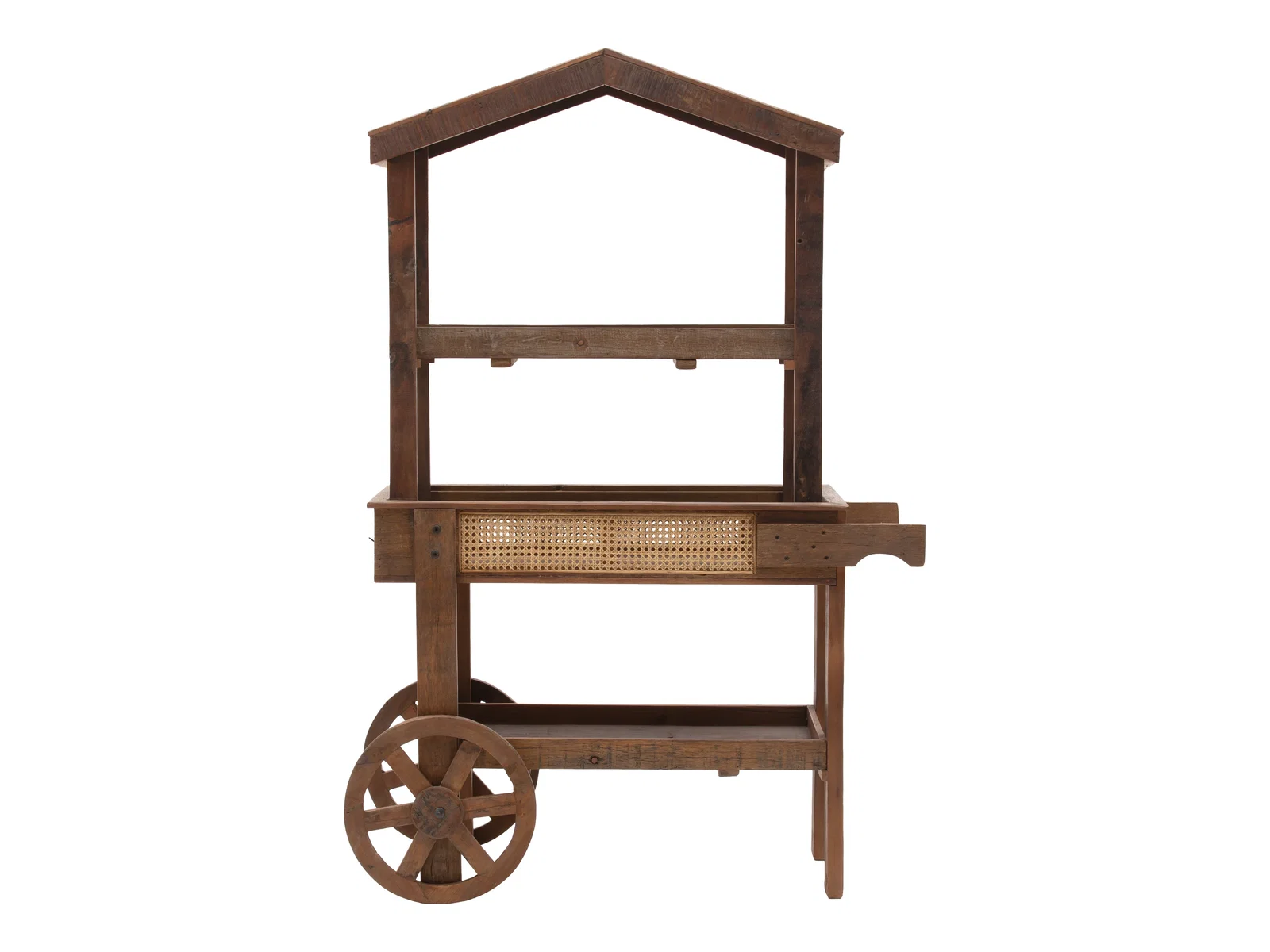 Freigestellter Vintage-Marktwagen aus Altholz, Frontansicht mit Holzrädern und Korbgeflecht, braun lackiert, detailreich präsentiert.